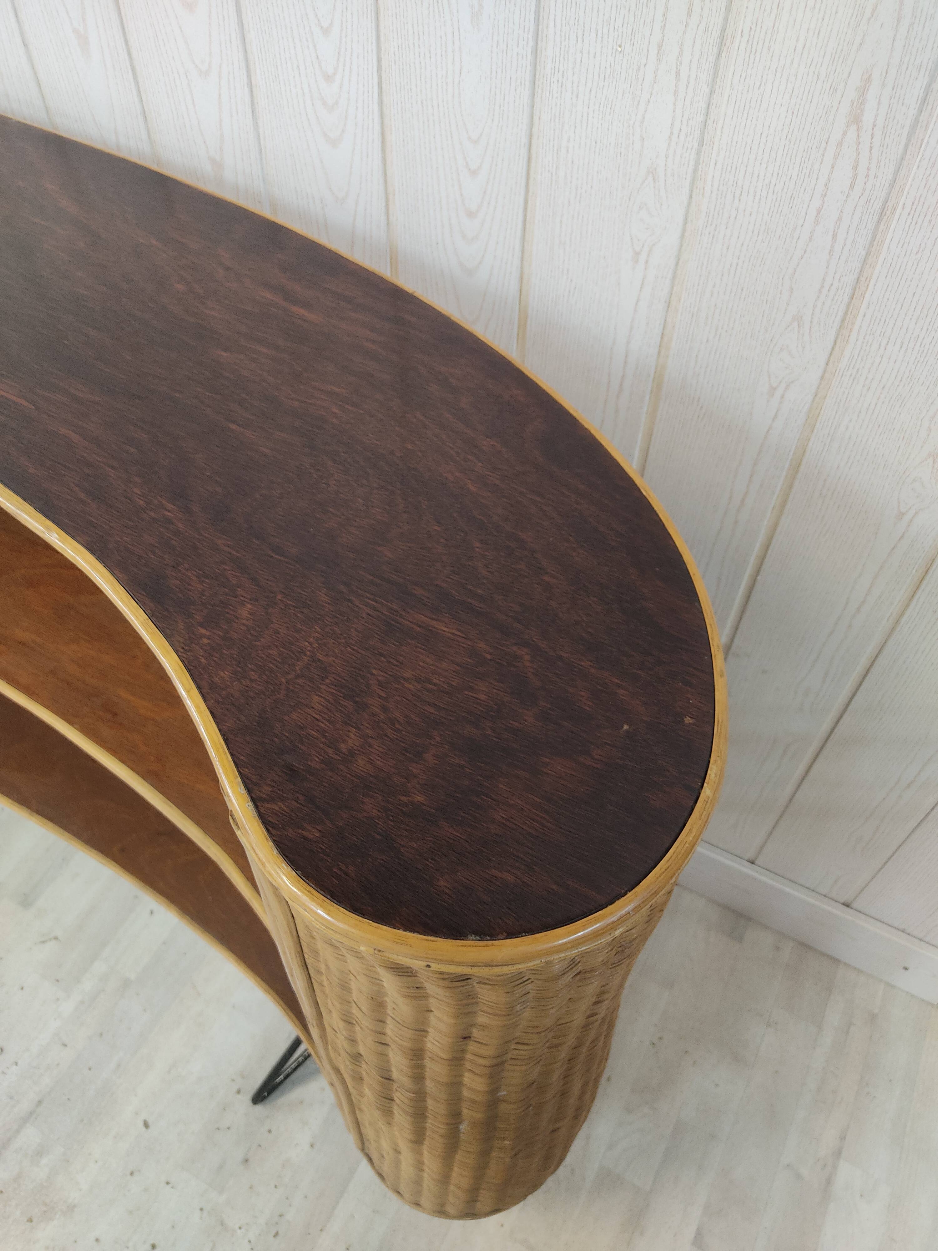 Vintage wicker bar and its two stools