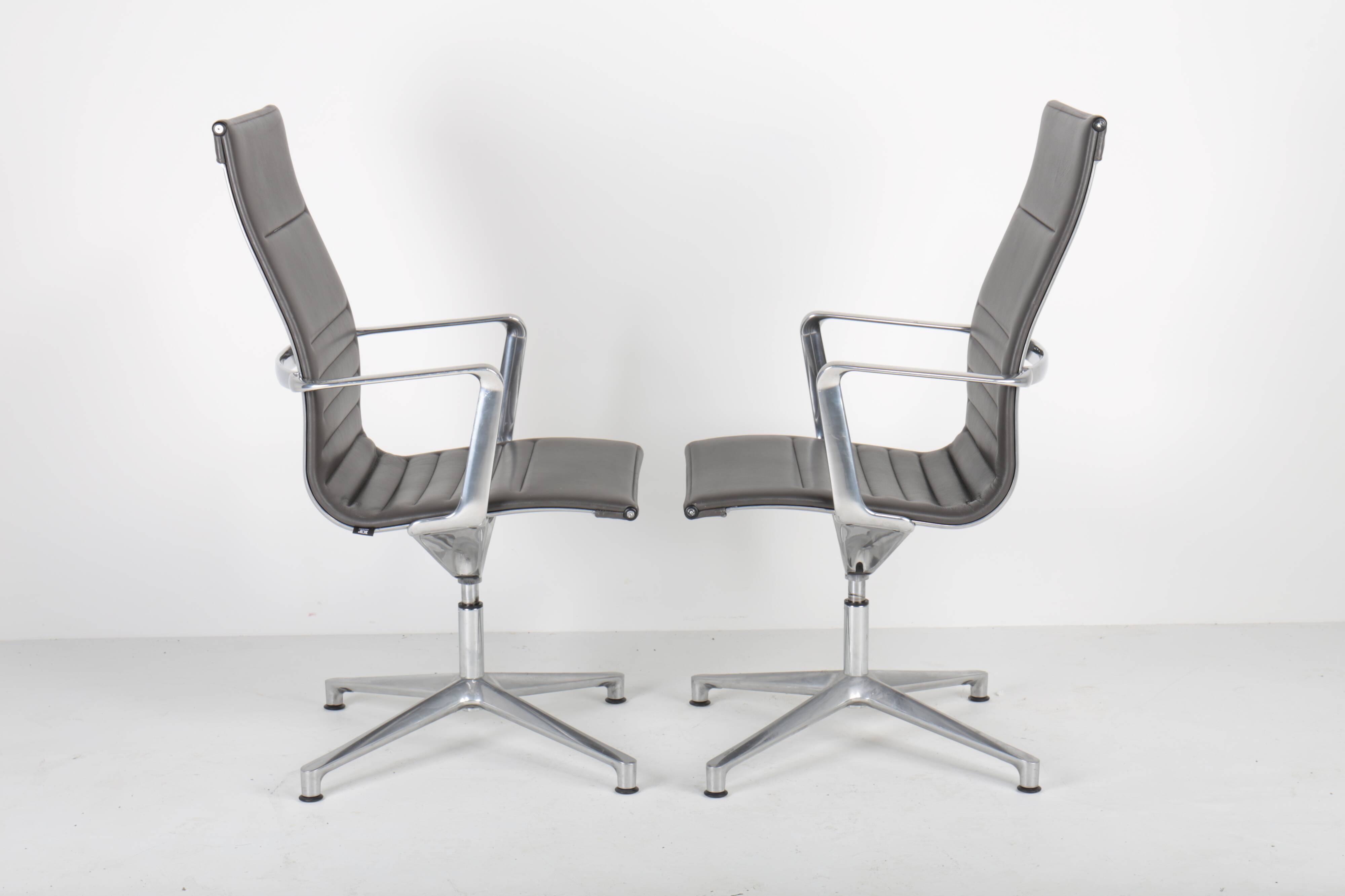 Paire de fauteuils de bureau ICF Una Chair Management