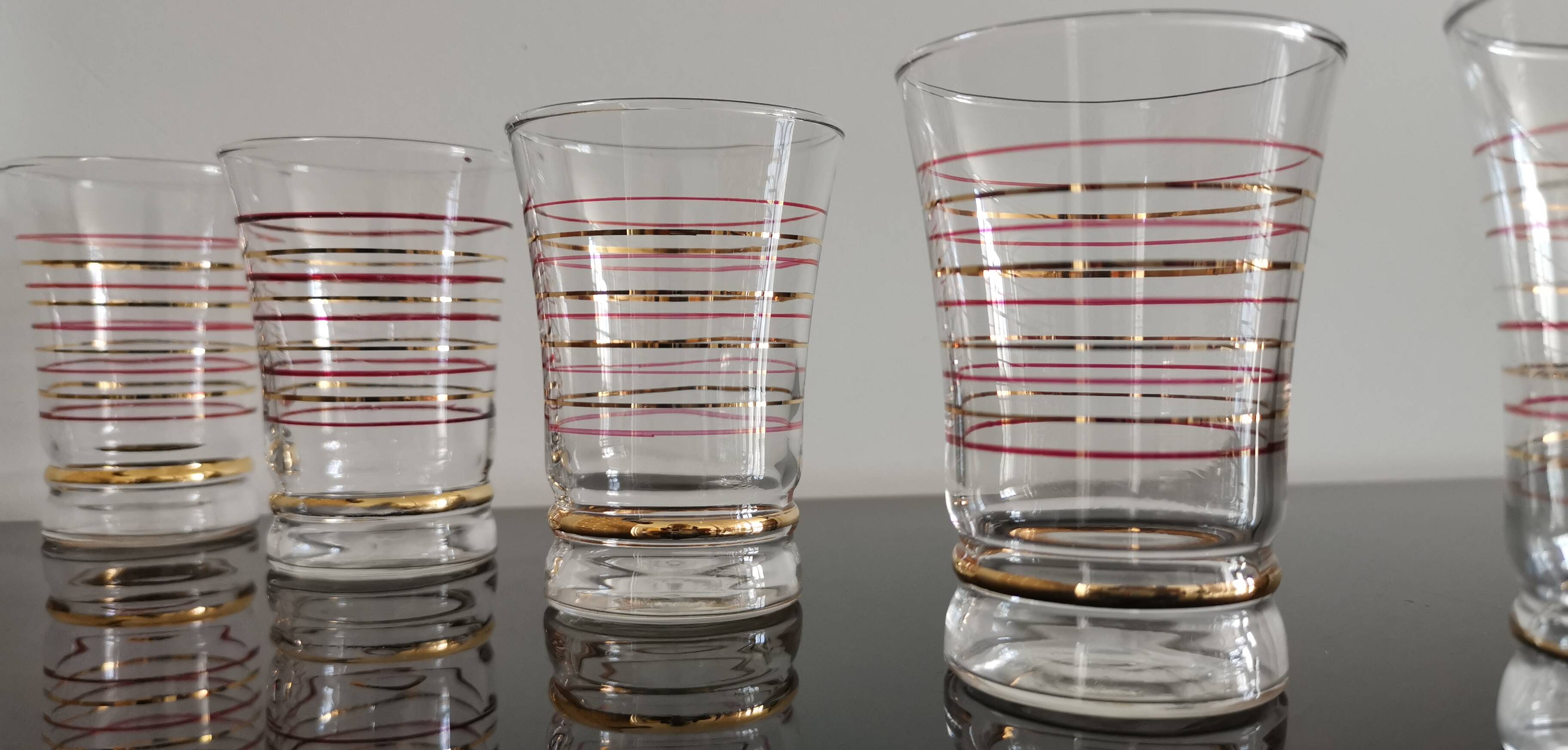 Set of 7 vintage glasses with gold and red edges from the 50s/60s