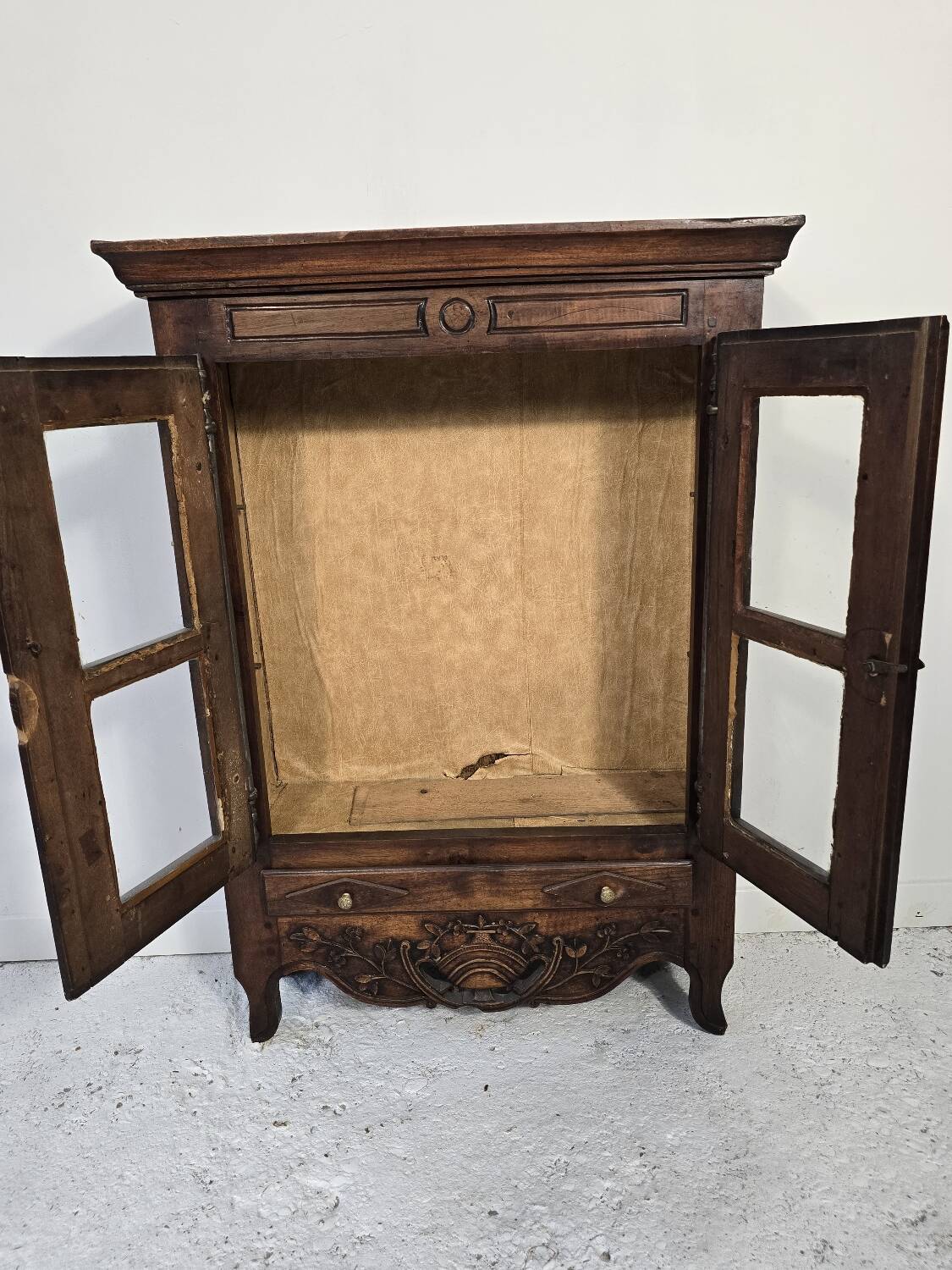 Glass-fronted walnut cabinet – 18th century – Verriau