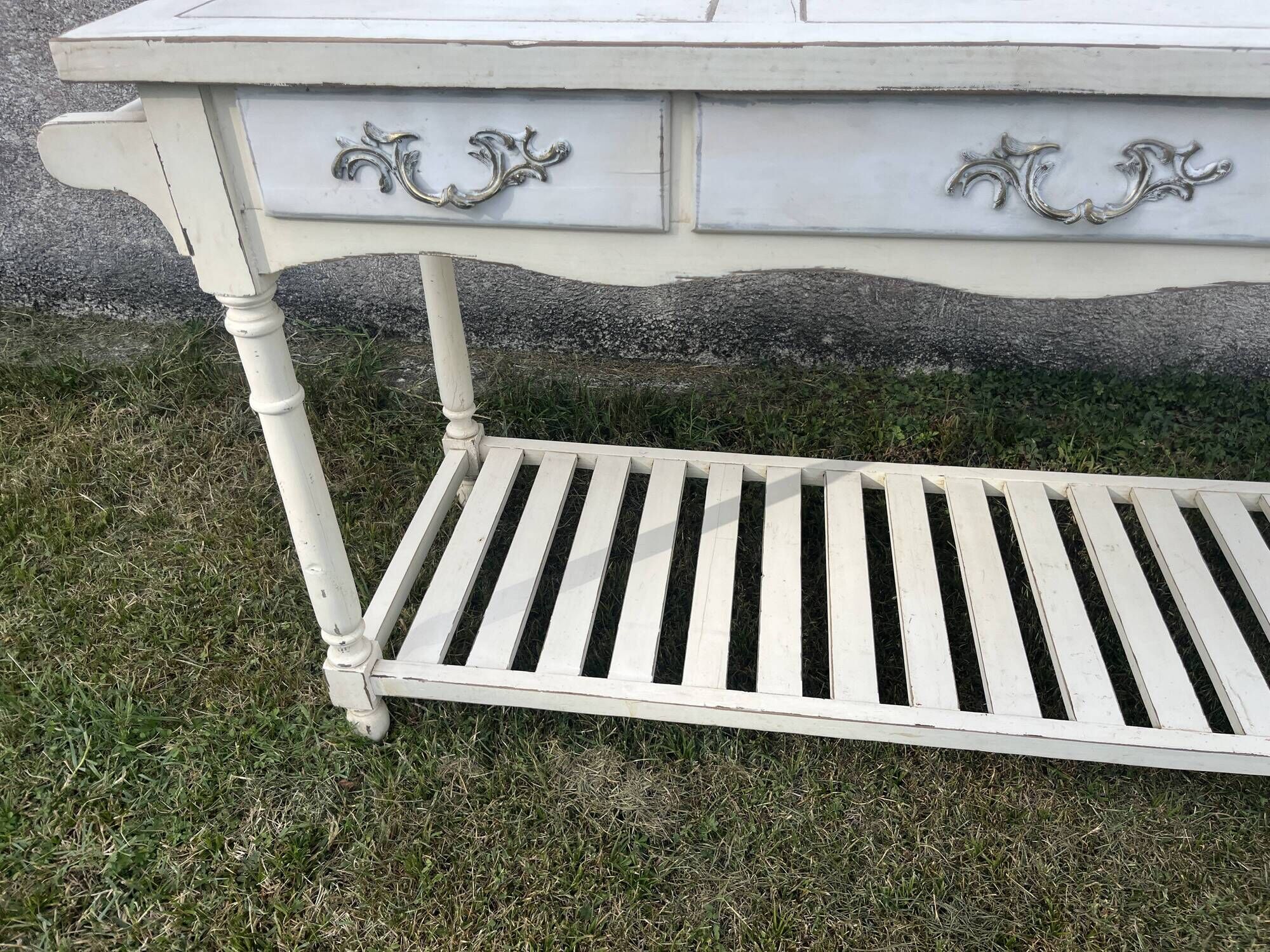 Console in painted wood, off-white patina, 3 drawers, lower shelf.