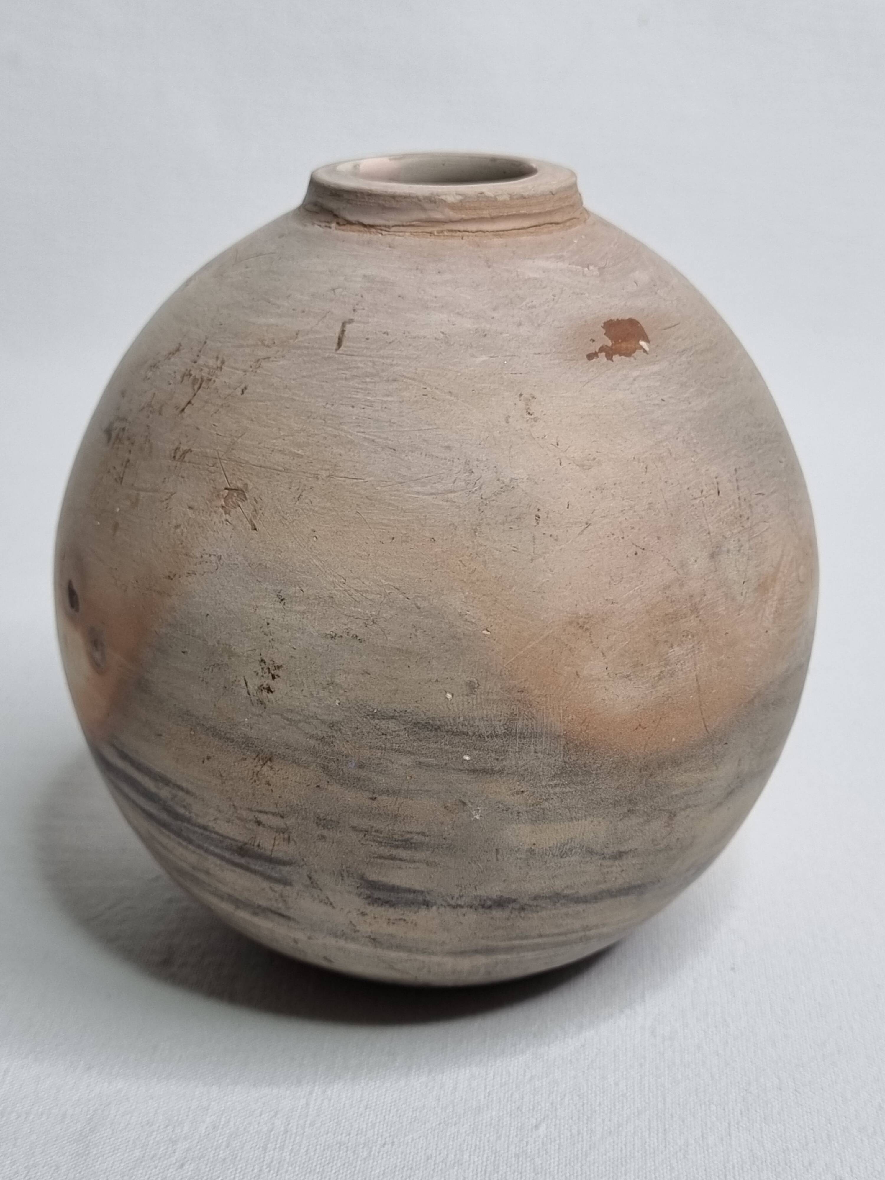 Round ceramic vase with raw finish, smoked firing, signed, late 20th century, 11 cm.