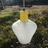 suspension en verre texturé blanche et jaune vintage années 50