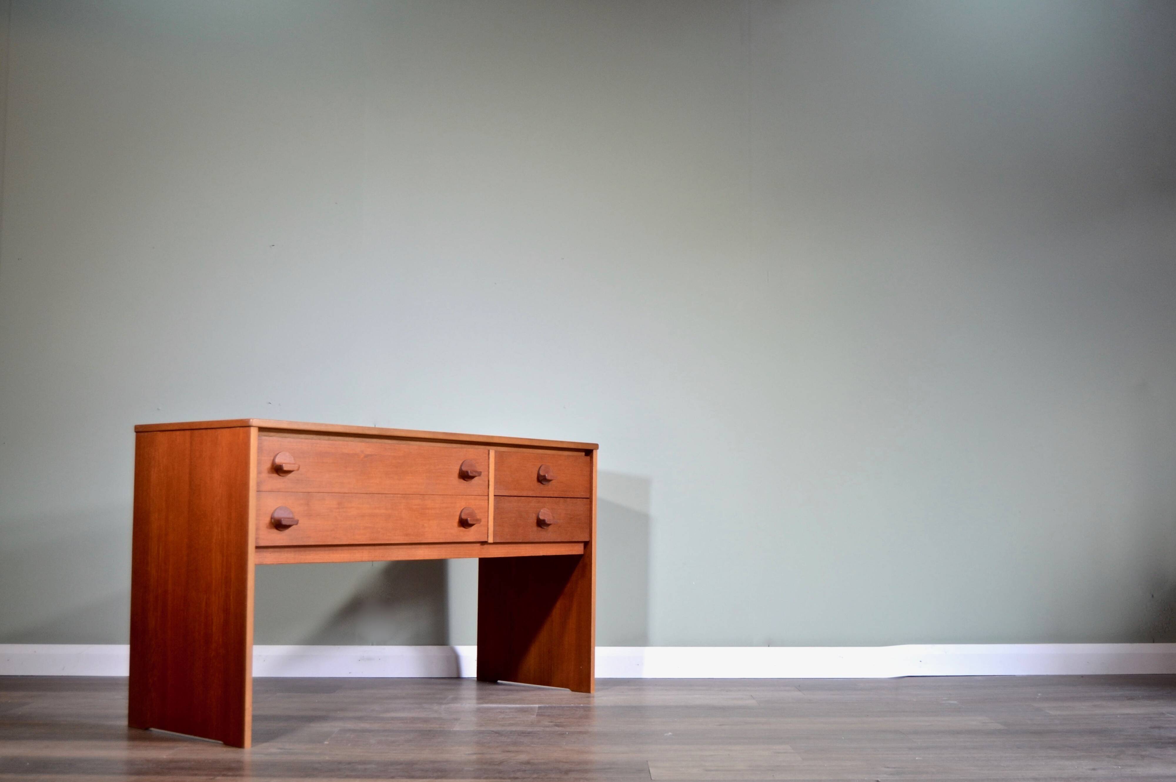 Console/Coiffeuse/Tiroirs/Siège en teck vintage « Cerf » du milieu du siècle