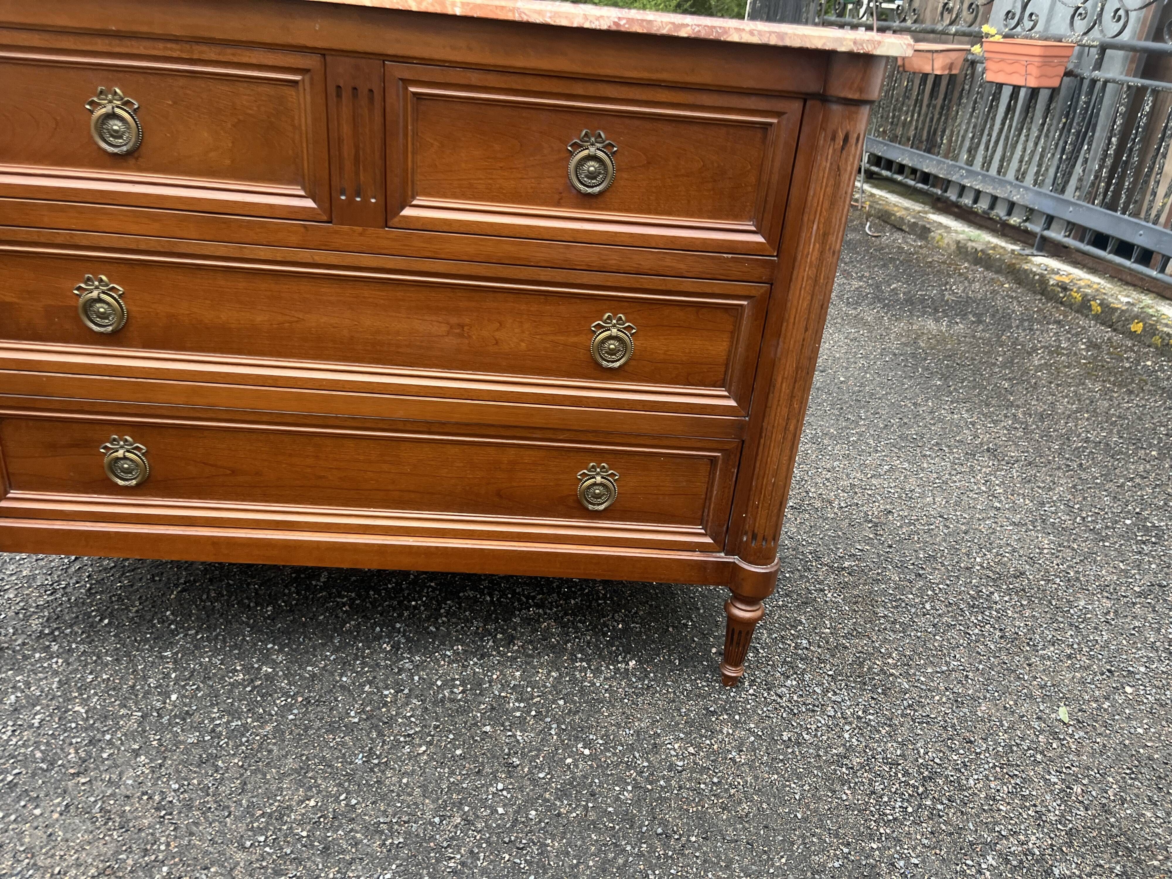 Commode de style Louis XVI en bois naturel, à quatre tiroirs, dessus de mar