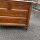 Commode de style Louis XVI en bois naturel, à quatre tiroirs, dessus de mar