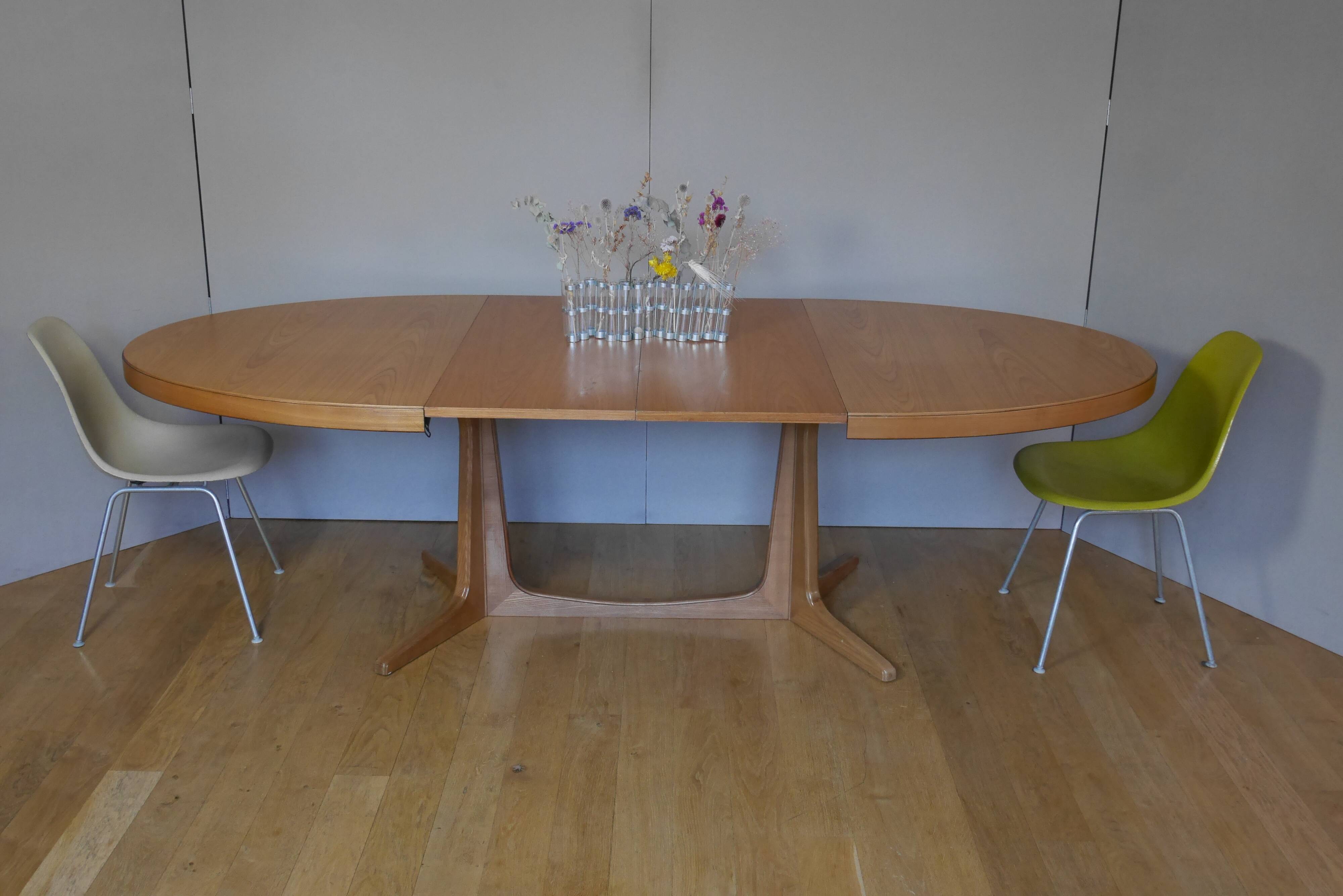 Oak oval table with extension cords