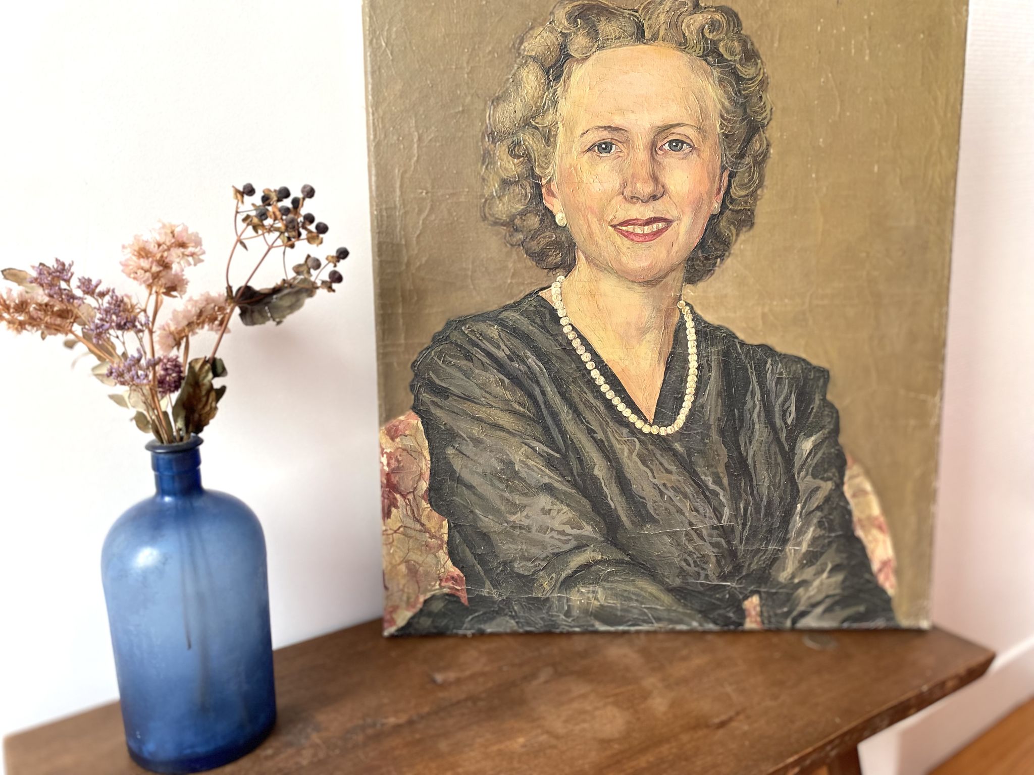 Oil portrait on canvas of an elegant vintage woman 50s
