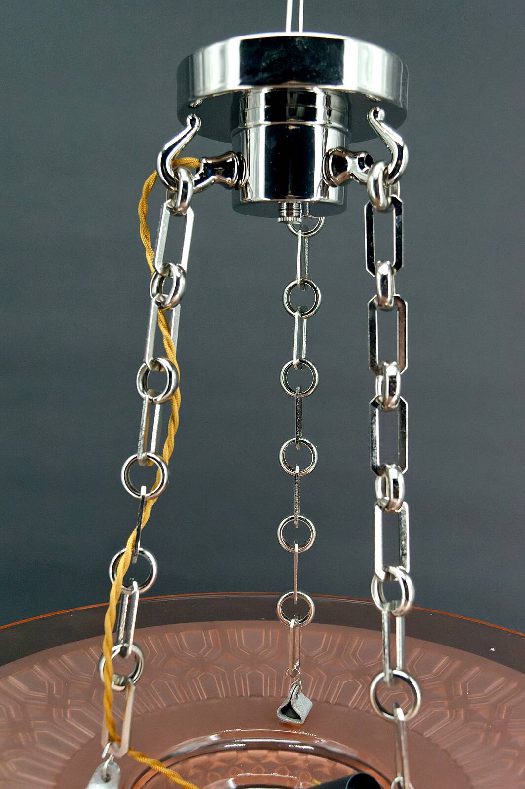 Suspension Art Déco moderniste en verre rose et bronze chromé, par Henry Petitot, 1935