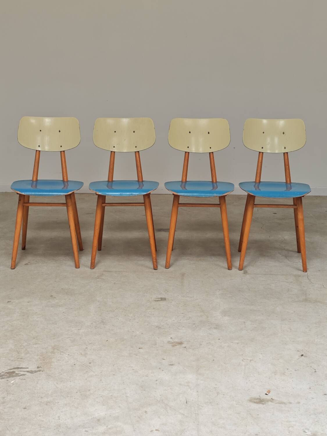 Set of 4 wooden chairs TON Bystrice Thonet blue