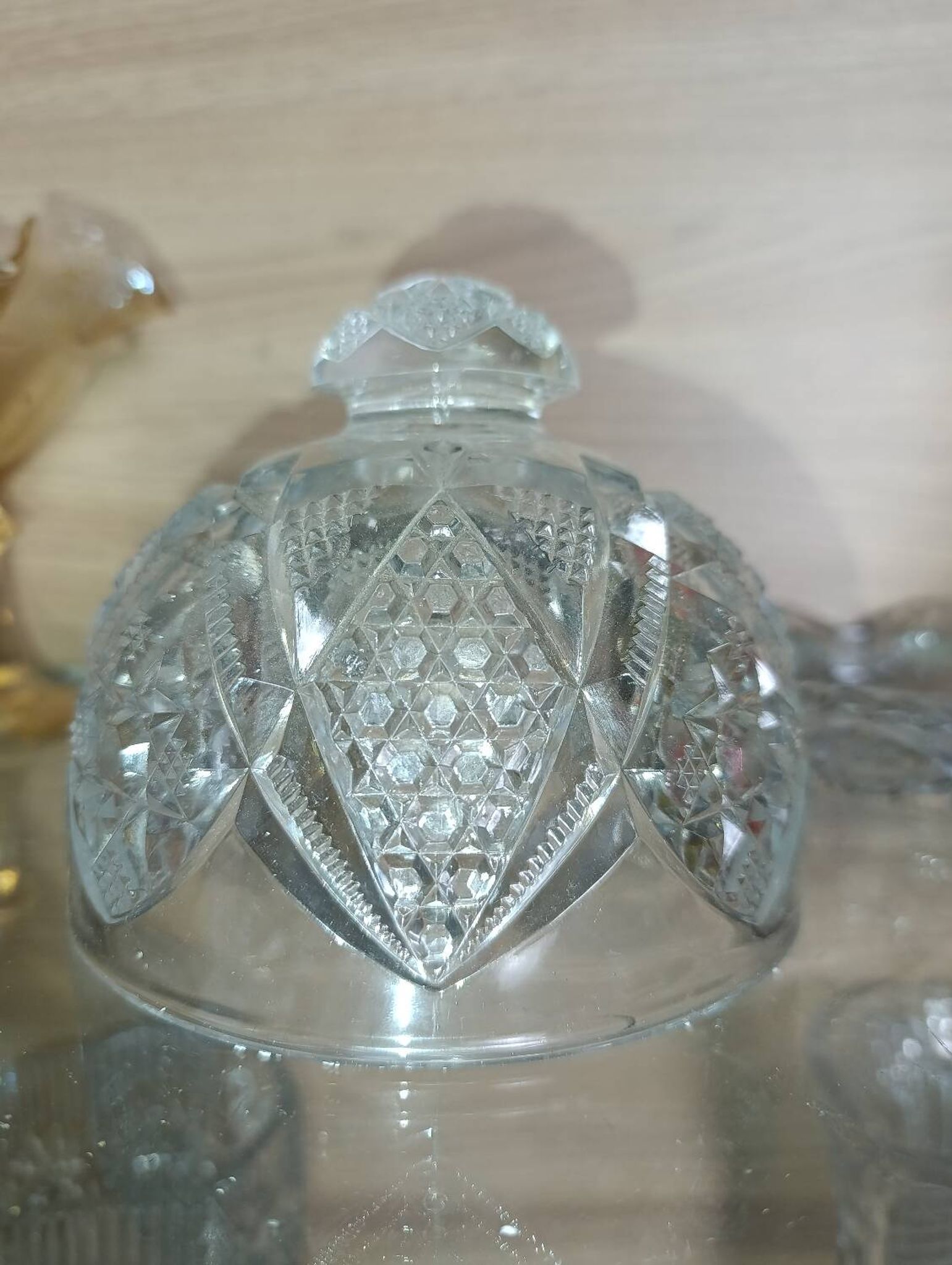 Beurrier ancien en verre taillé