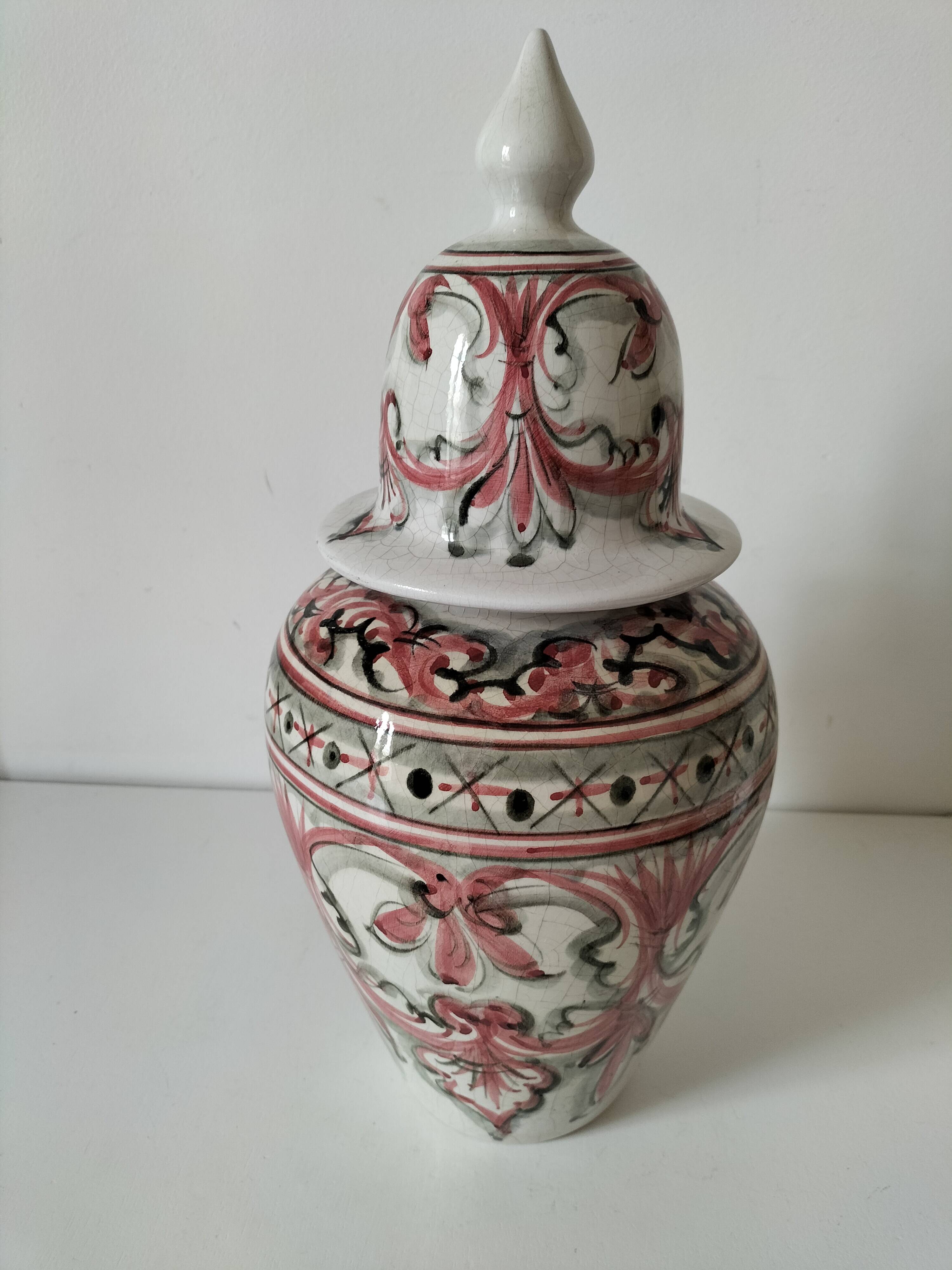 Grand vase couvert en faïence portugaise décor peint à la main