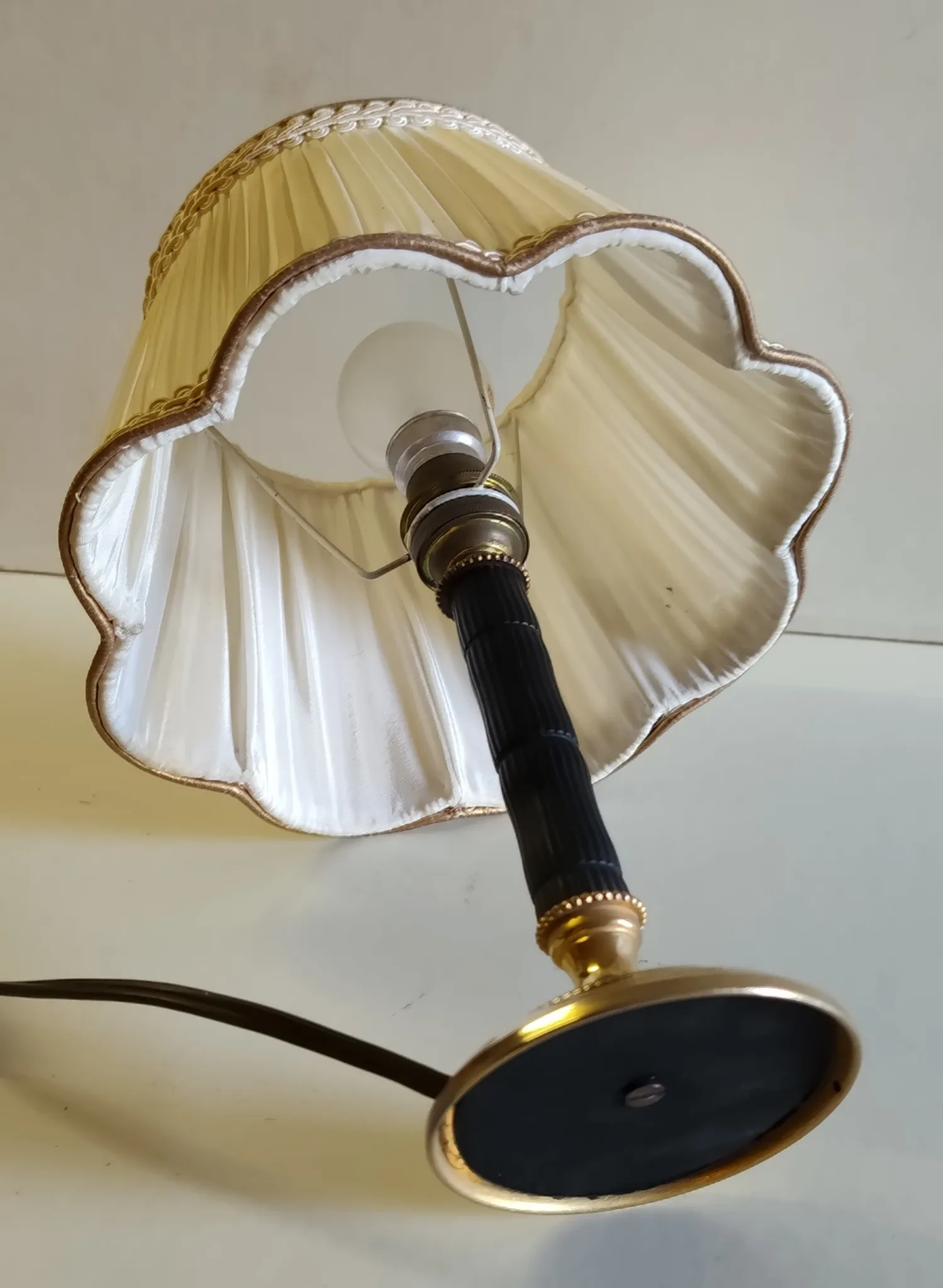 Table lamp in brass and Bakelite - mid 20th century