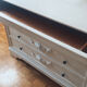 Commode blanche vintage à moulures shabby chic
