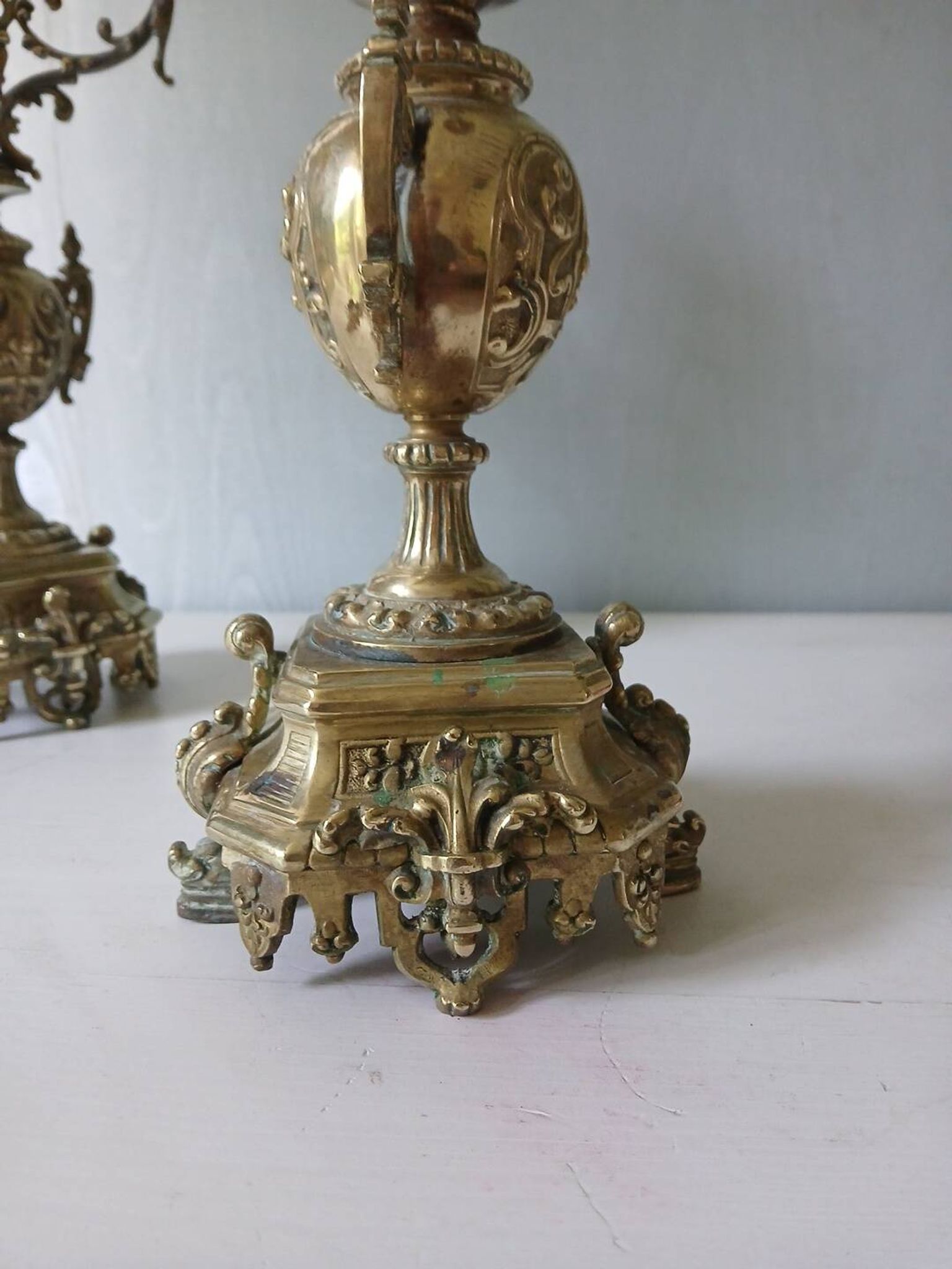 Paire de chandeliers bronze style Louis XVI – 4 feux – 38 cm