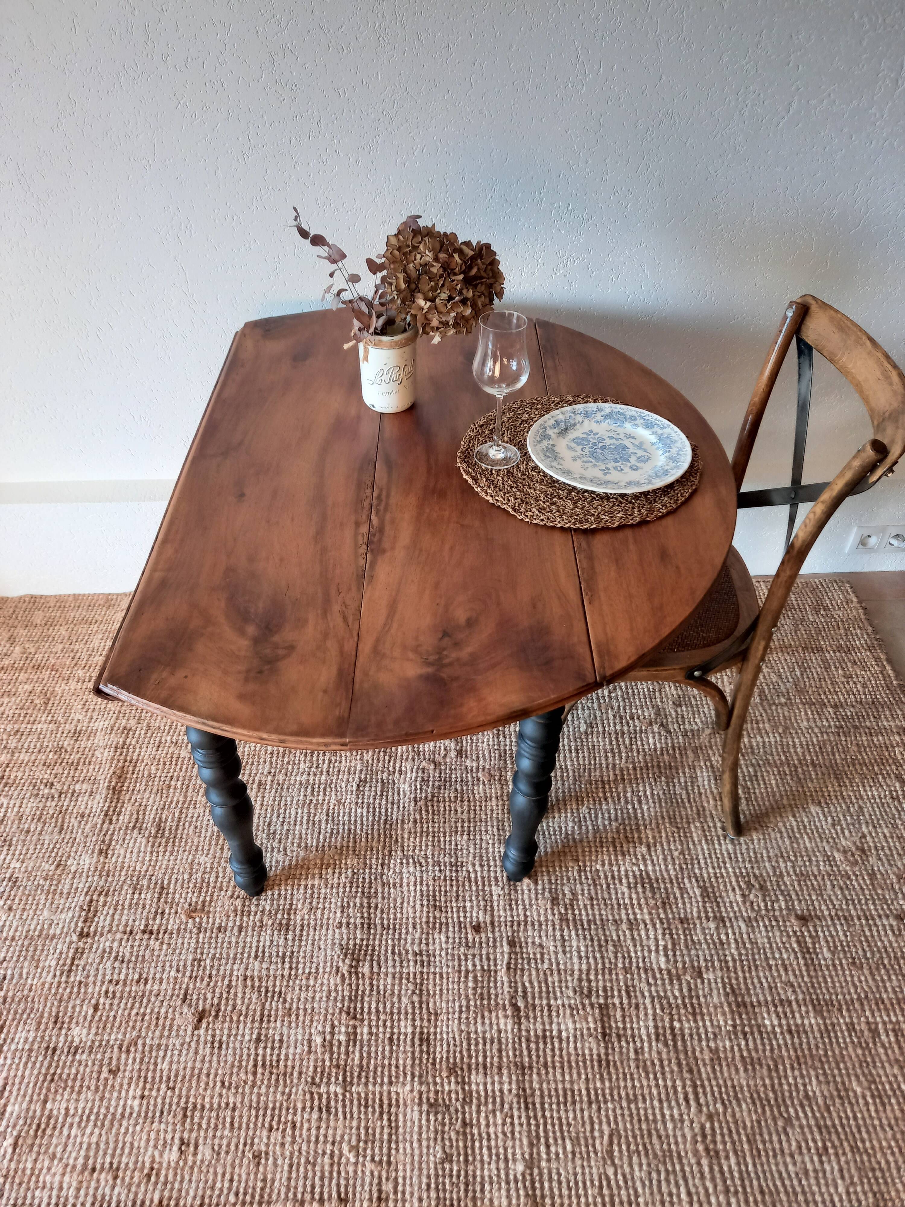 Round table with flaps