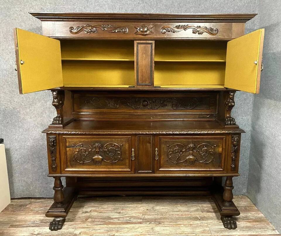 Renaissance sideboard in solid walnut with its original patina circa 1850