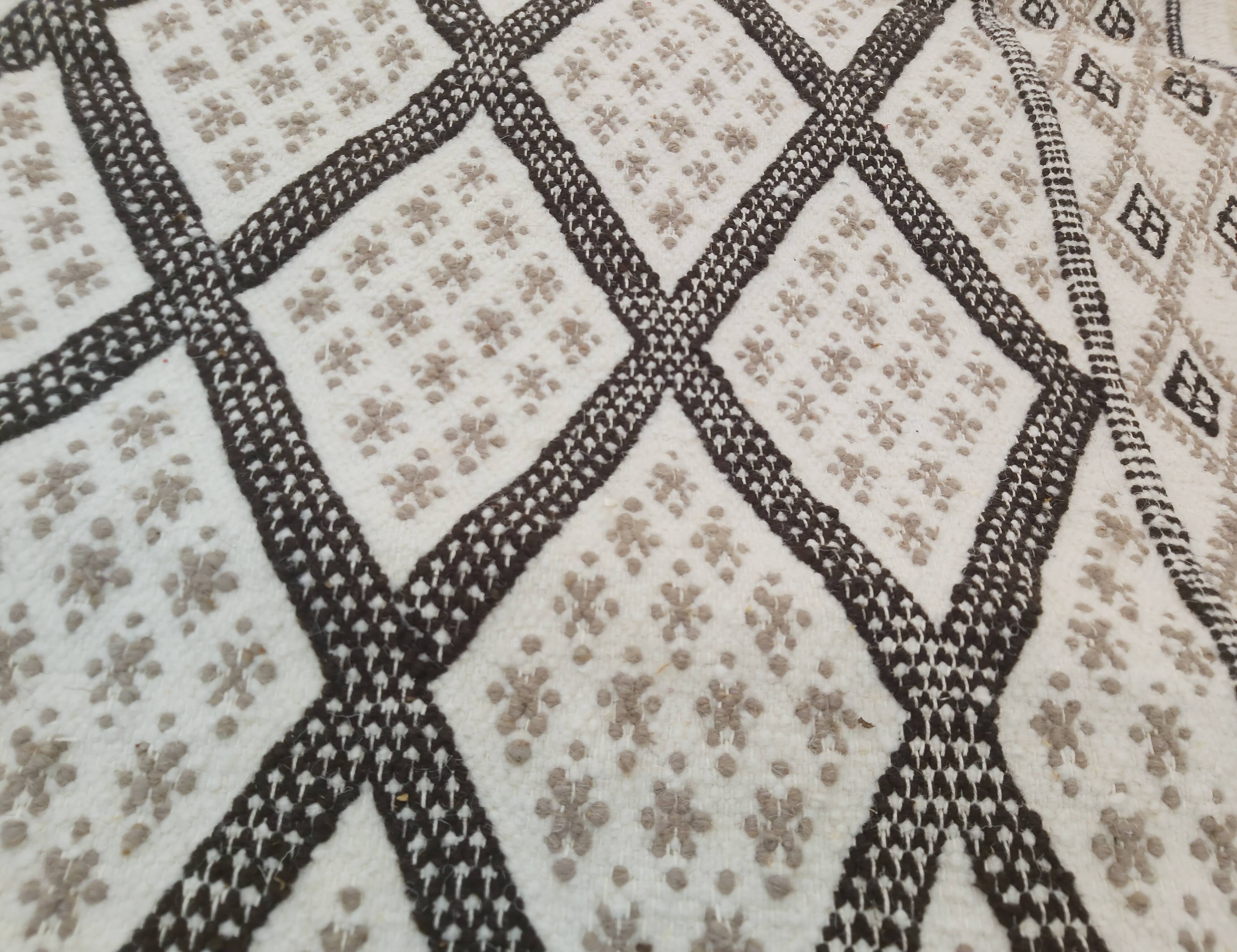 Traditional handmade white and grey carpet 178x125cm