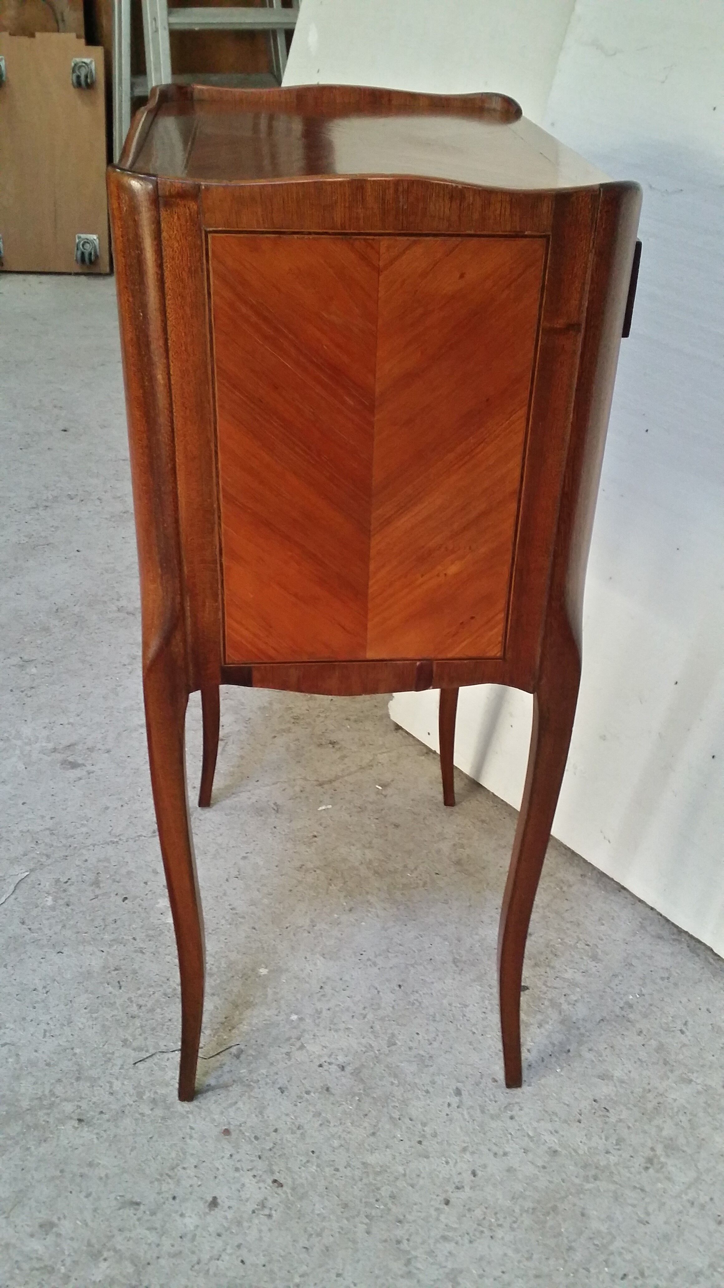 chest of drawers of vestibule where entrance hall