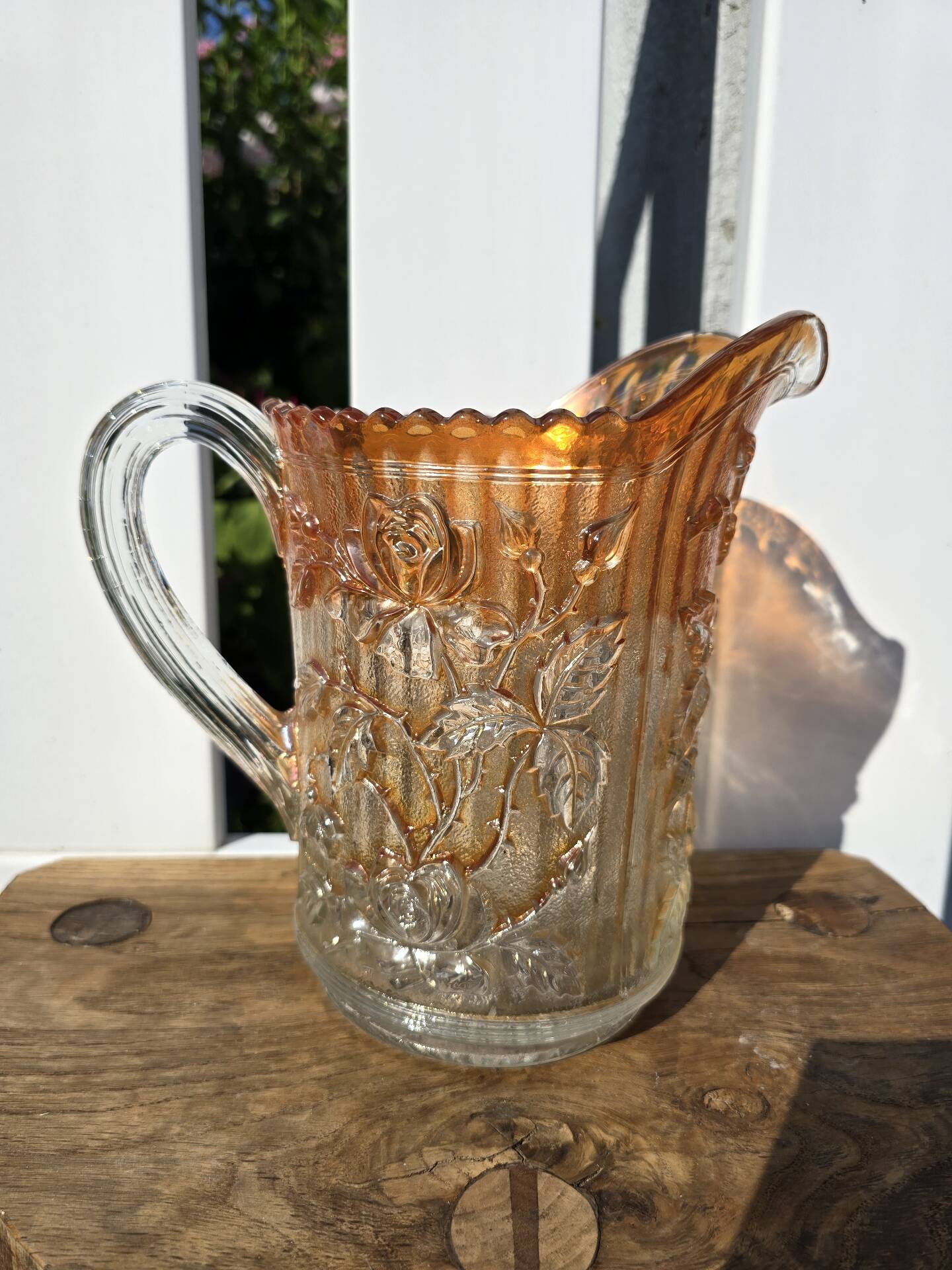 Pichet vintage Carnival Glass Marigold motifs roses –Années 1920-30