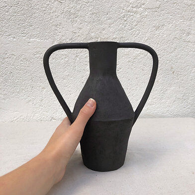 Black amphora vase - Cassandre Bouilly