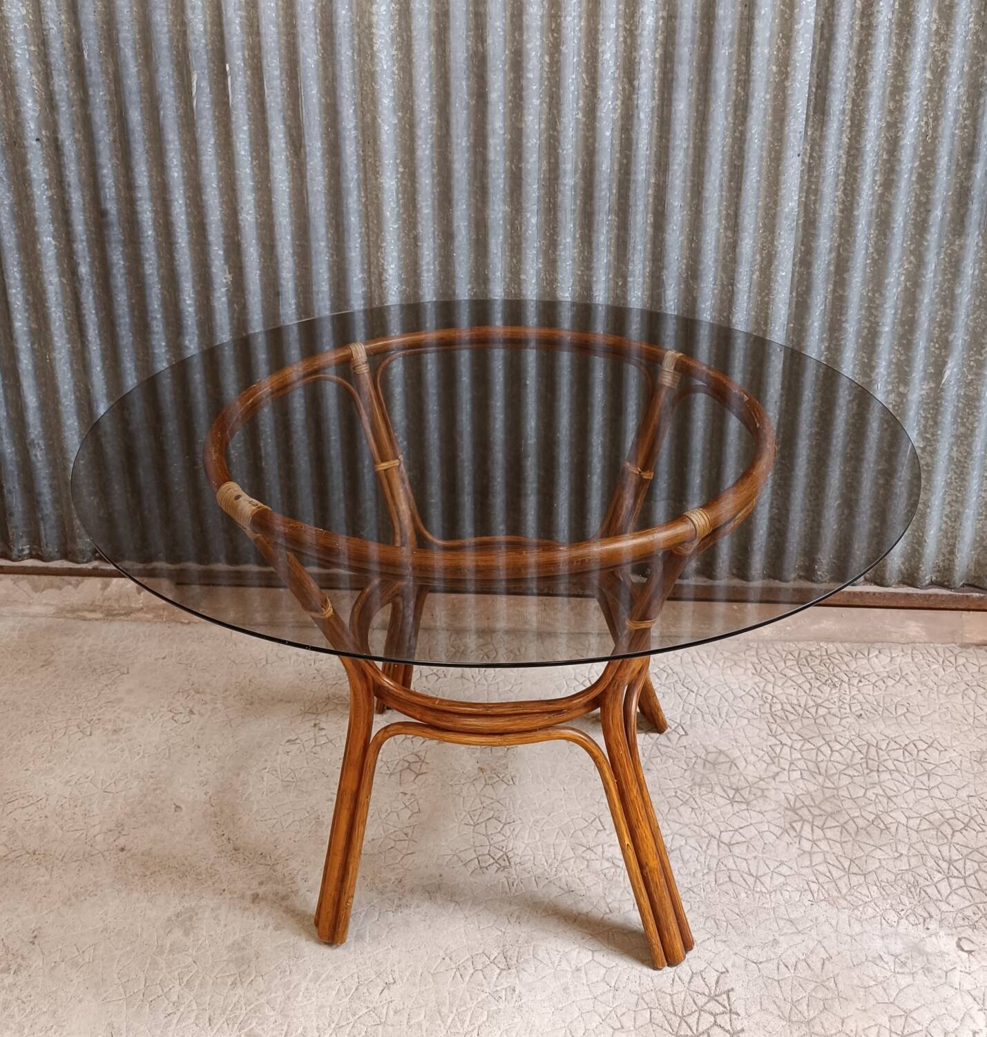 Table ronde en rotin vitré