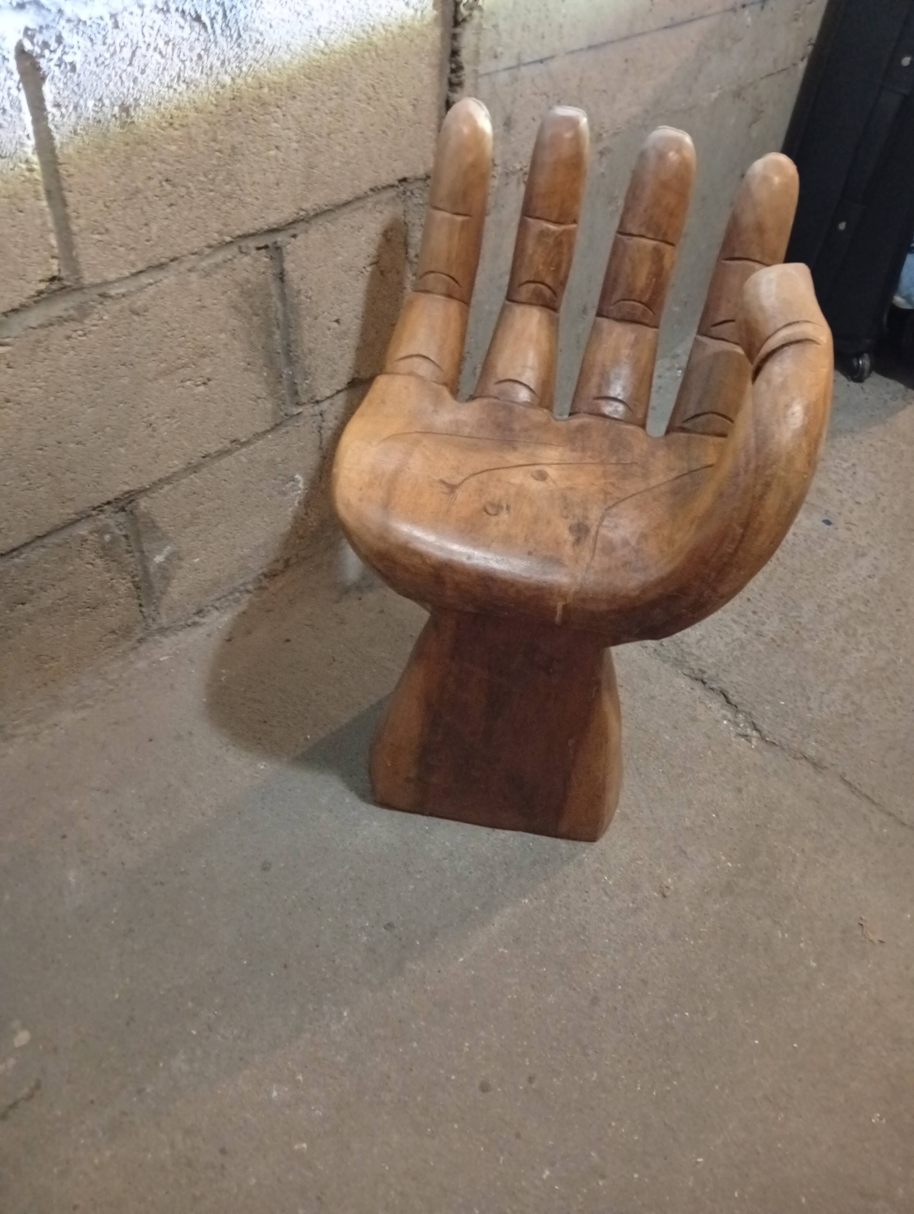 Tabouret en bois teck en forme de main droite