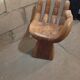 Tabouret en bois teck en forme de main droite