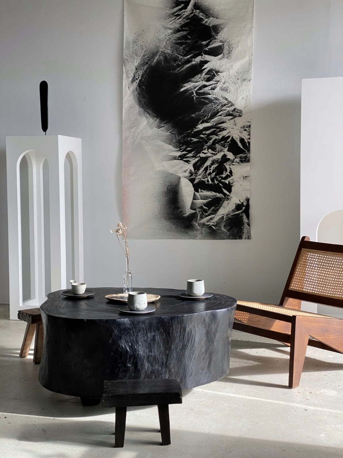 Table basse noire en bois massif