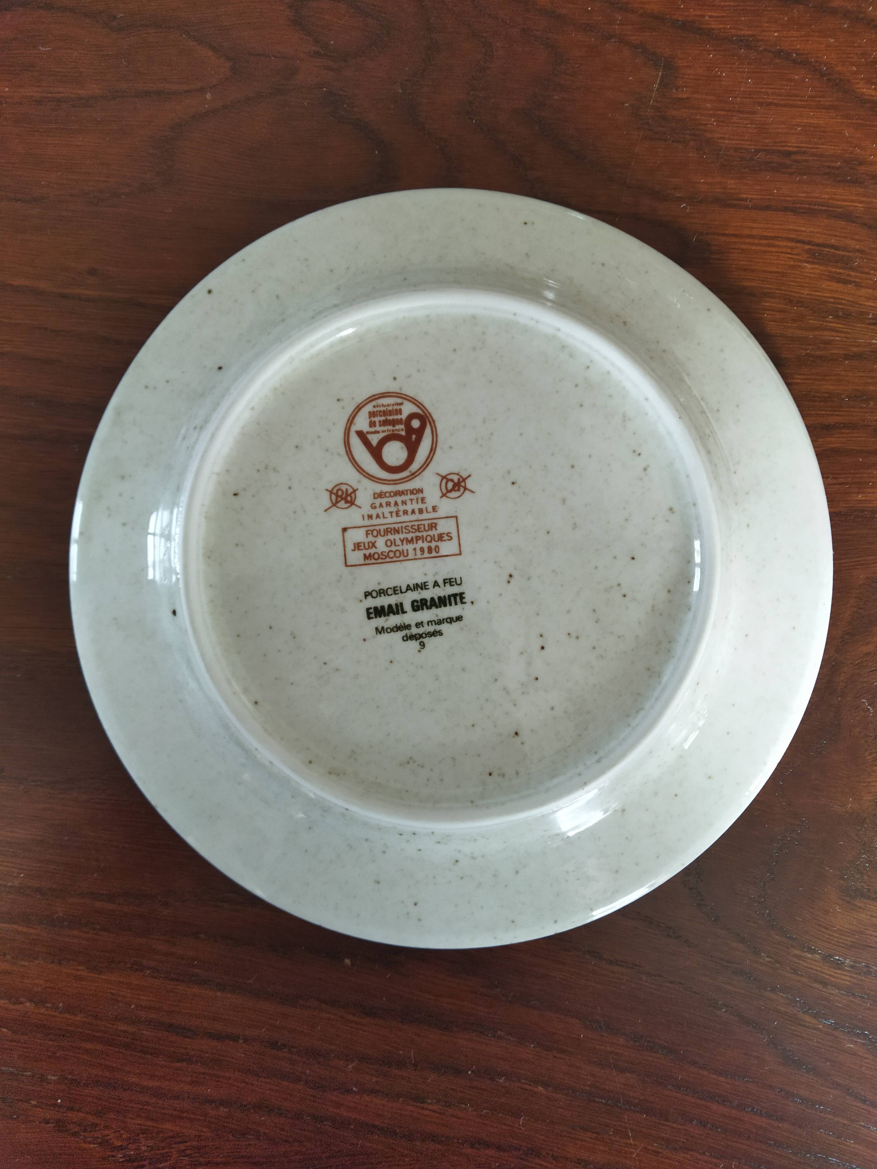 9 assiettes à dessert en porcelaine de Sologne
