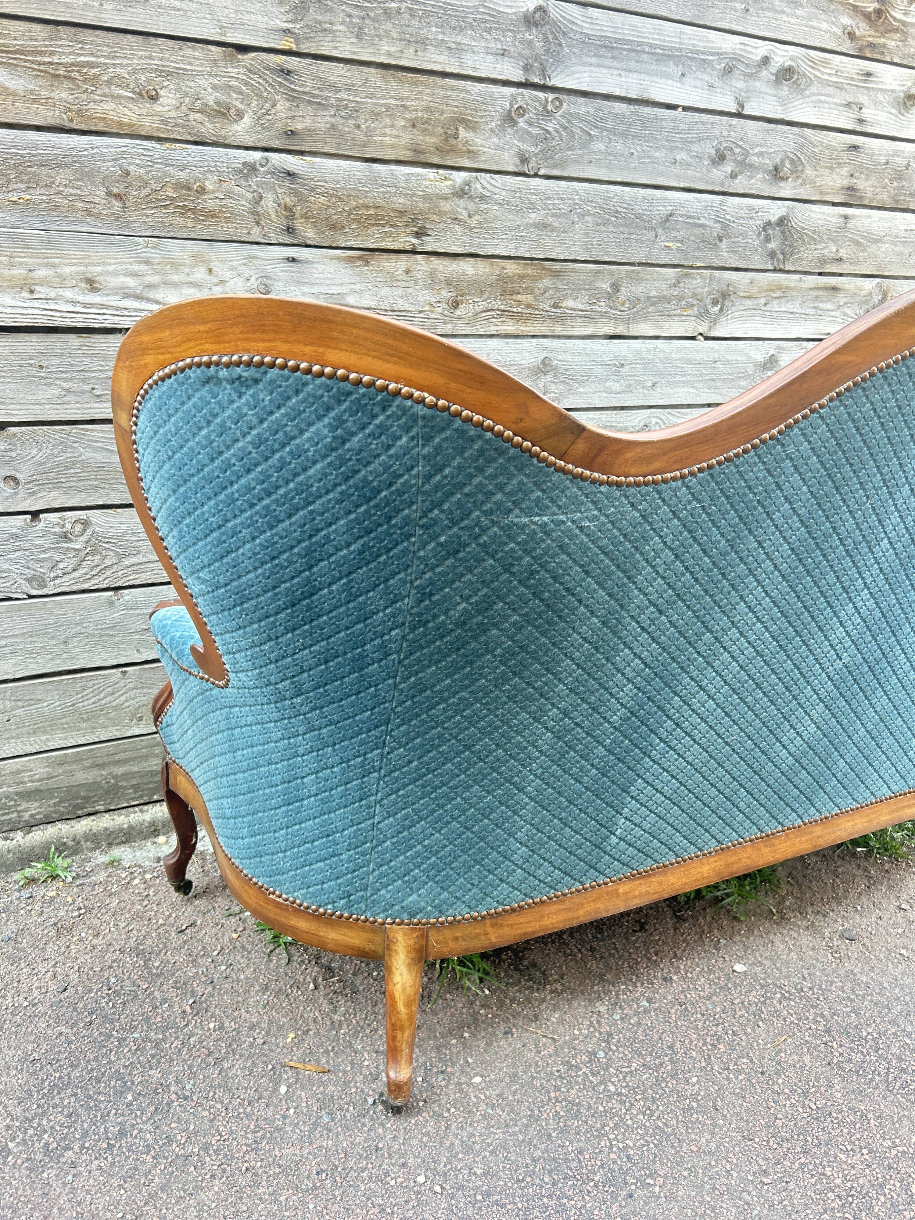 Napoleon III walnut canapé, blue velvet fabric.
