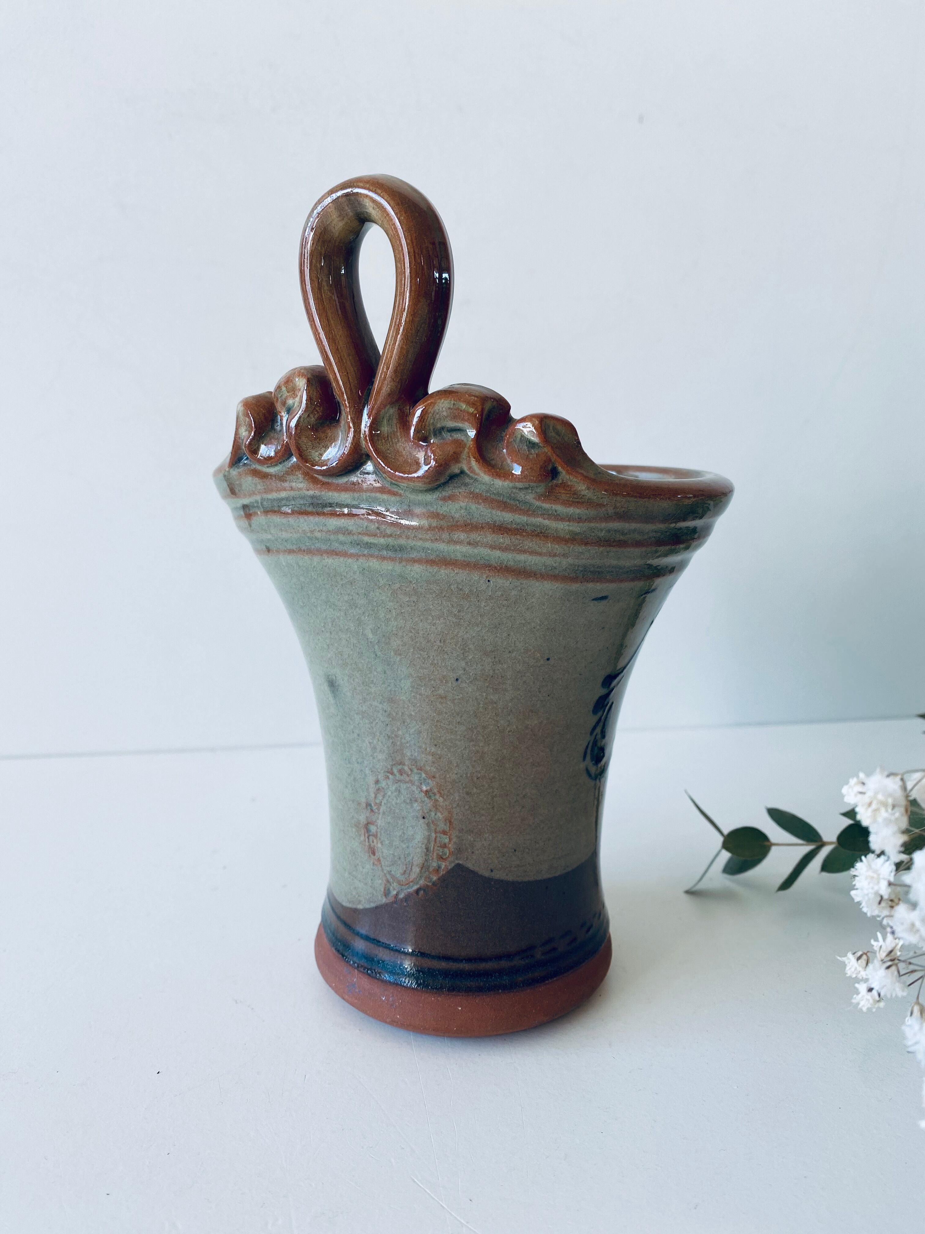 Wall-mounted or laying kitchen pot