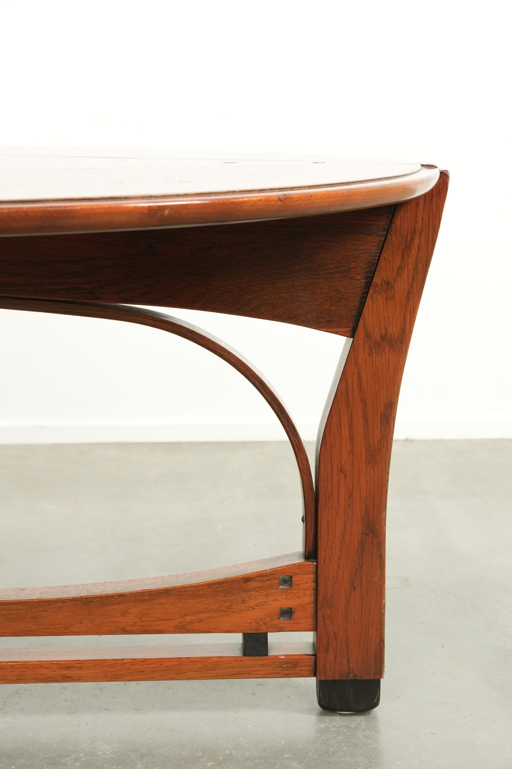 In good condition elegant oval Art Nouveau design coffee table