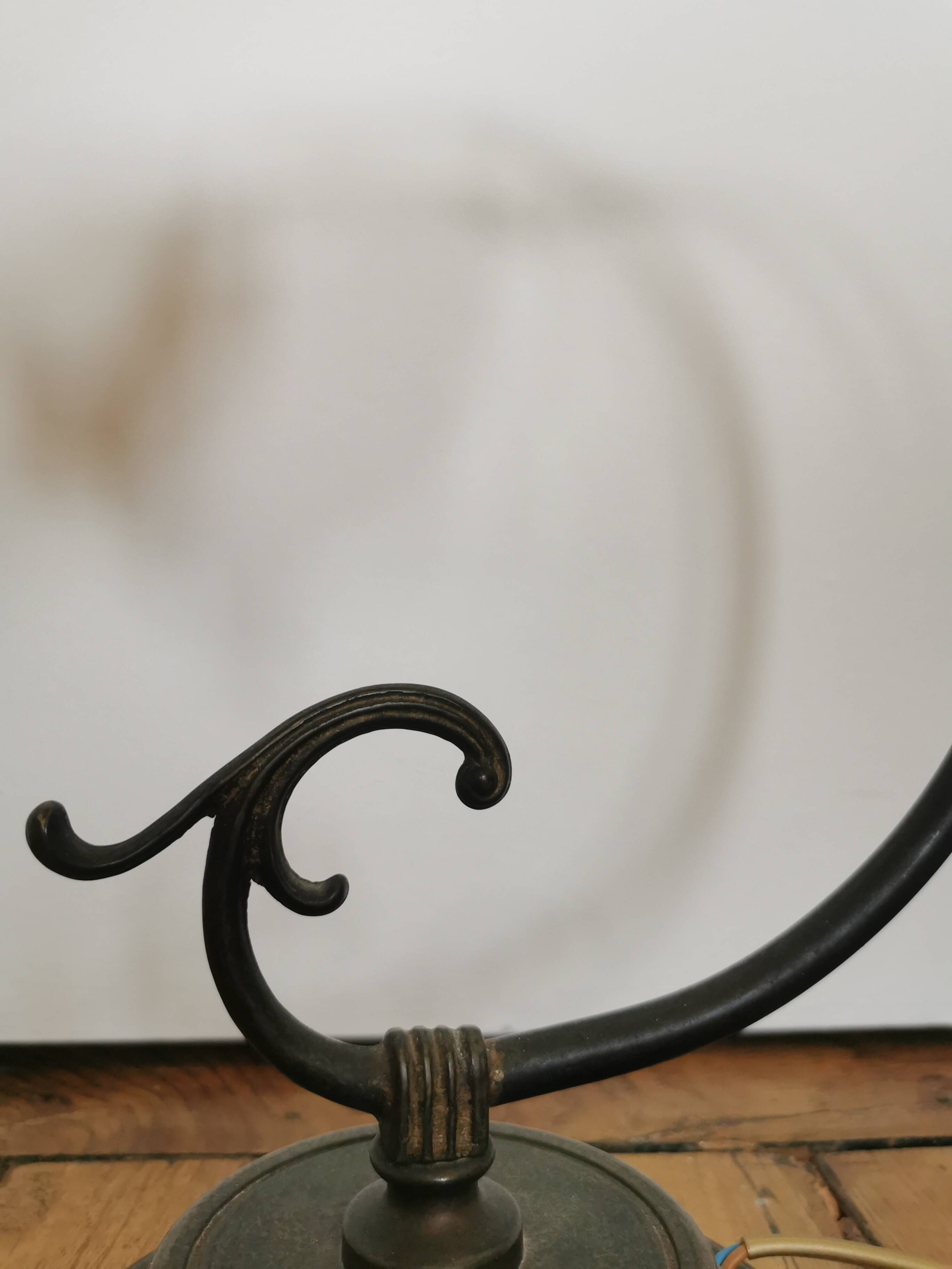 Swan neck table lamp