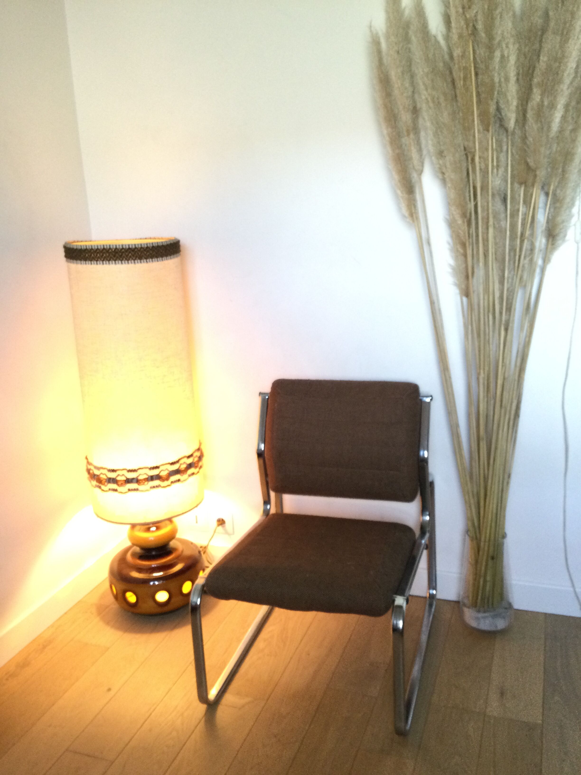 Vintage ceramic foot lamp to lay