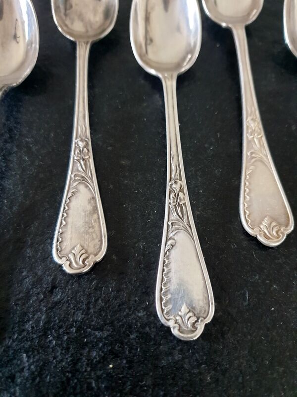 Série de 9 petites cuillères en métal argenté, modèle iris, art nouveau, Maitre-orfèvre Ercuis