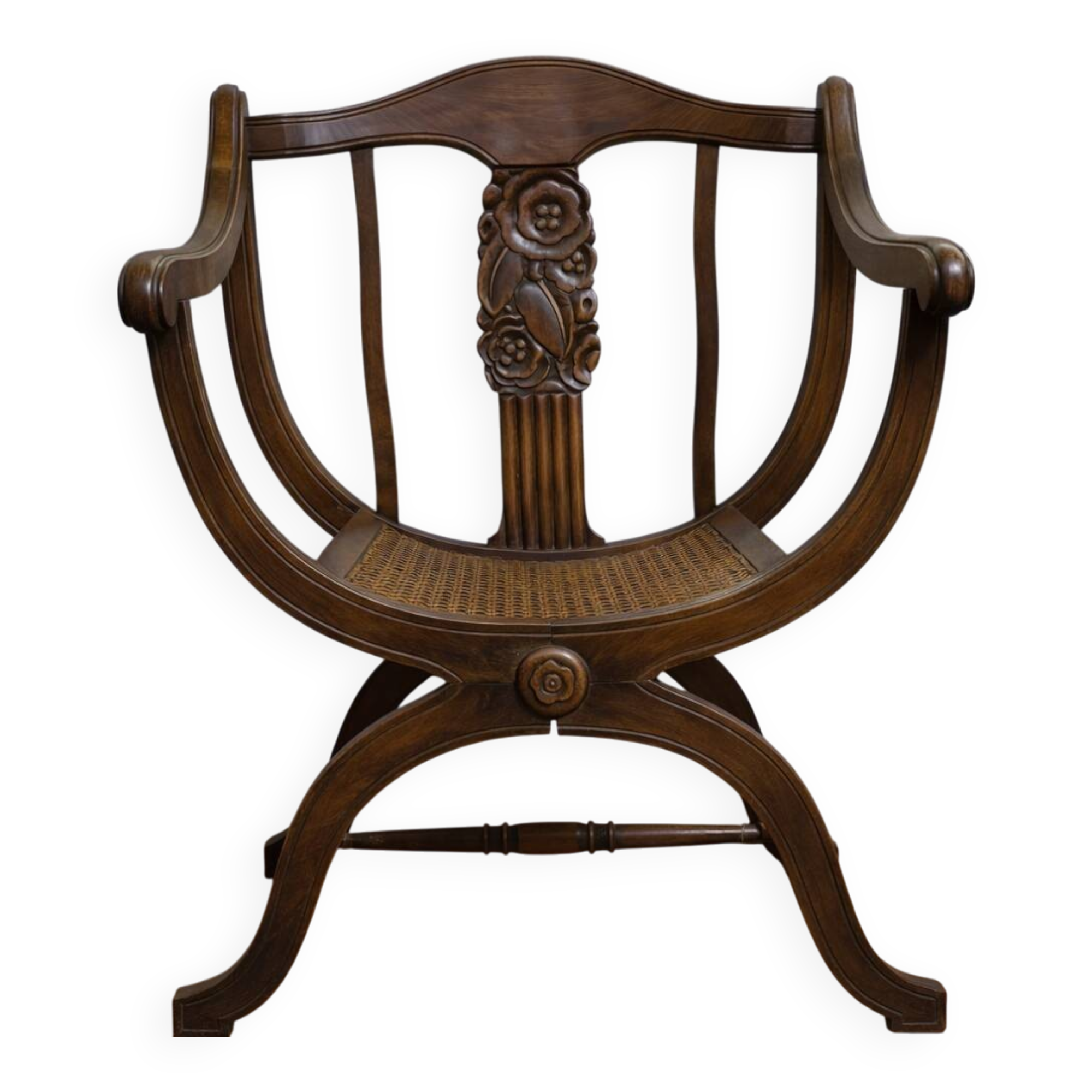 Fauteuil curule de style Art Nouveau en noyer sculpté et assise cannée