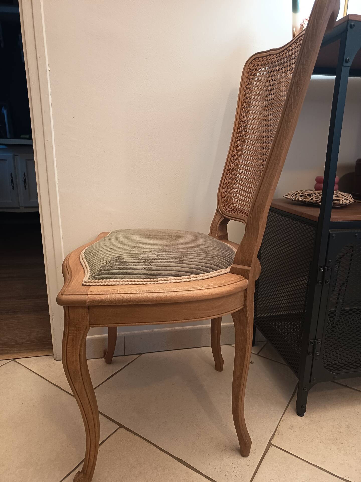 Chaise en bois, cannage et velours côtelé