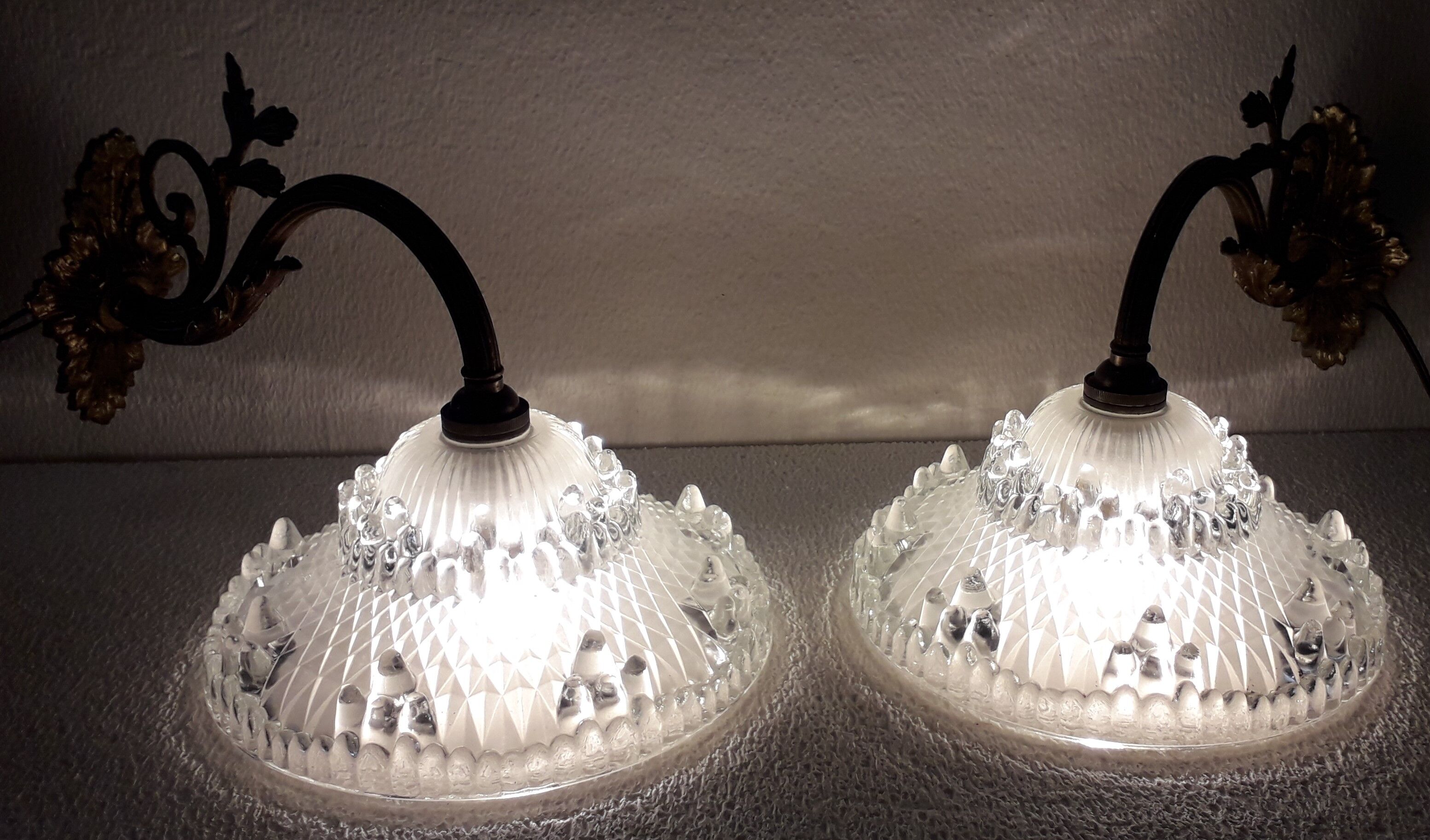 Duo d' appliques en bronze et verre