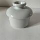 Beurrier à eau vintage en porcelaine blanche - design épuré