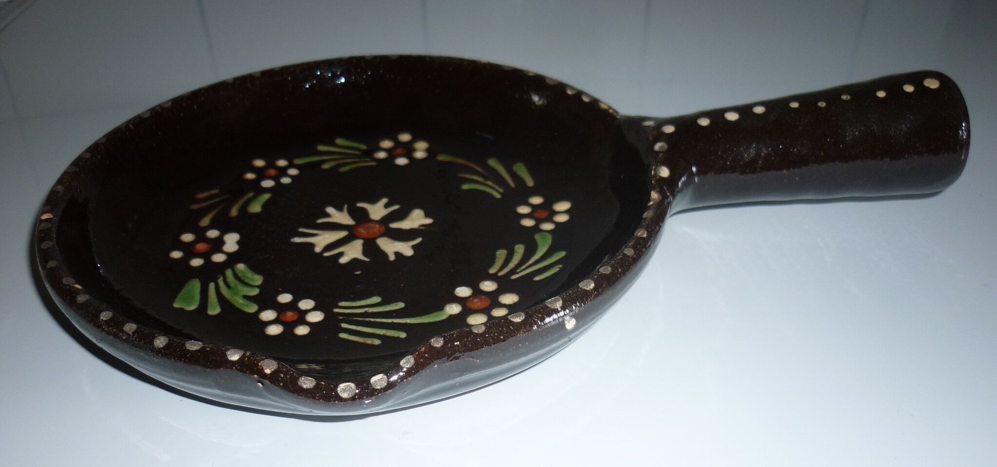 Brown ceramic pan, flower decorations