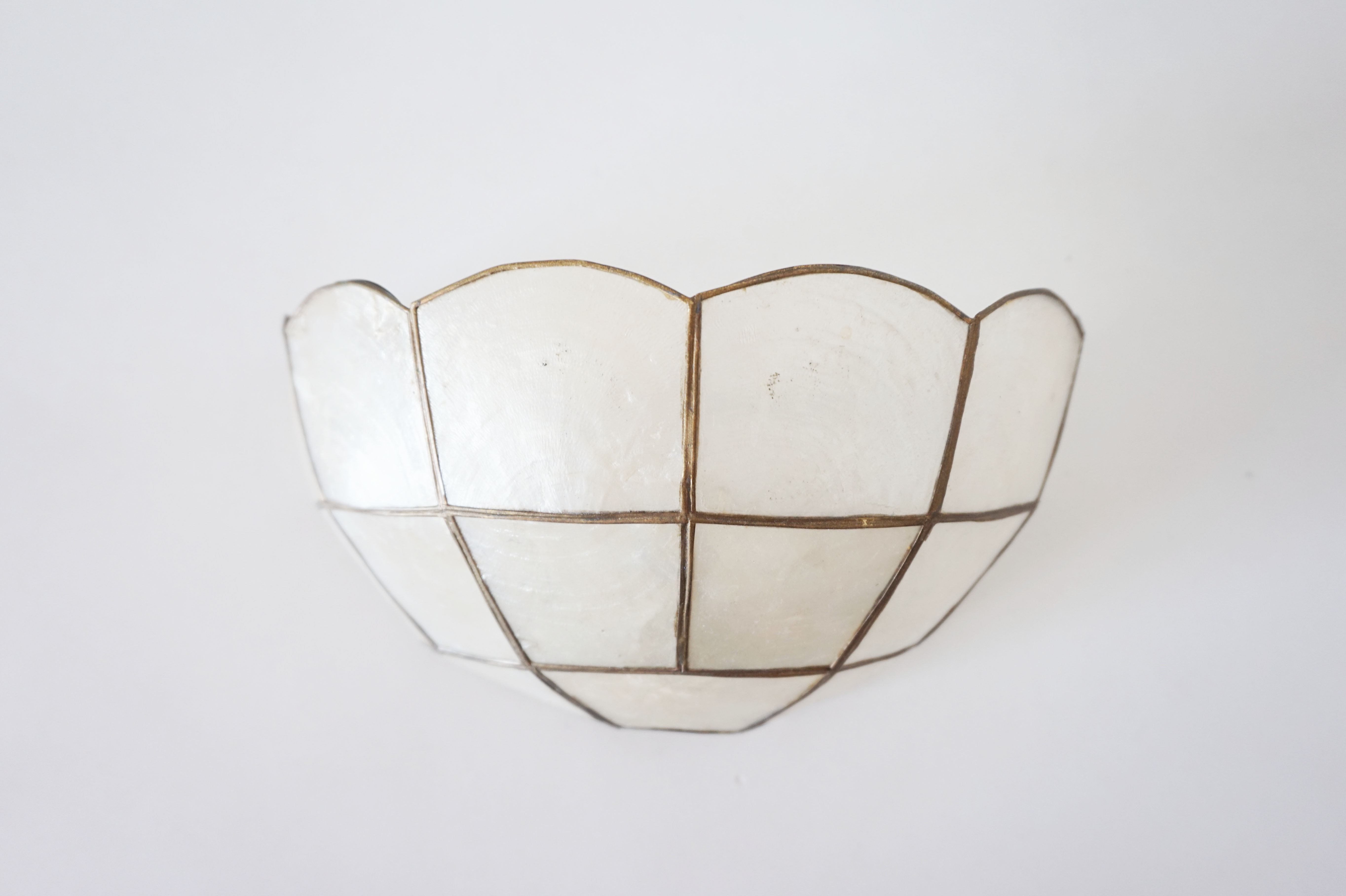 Mother-of-pearl shell shape wall lamp
