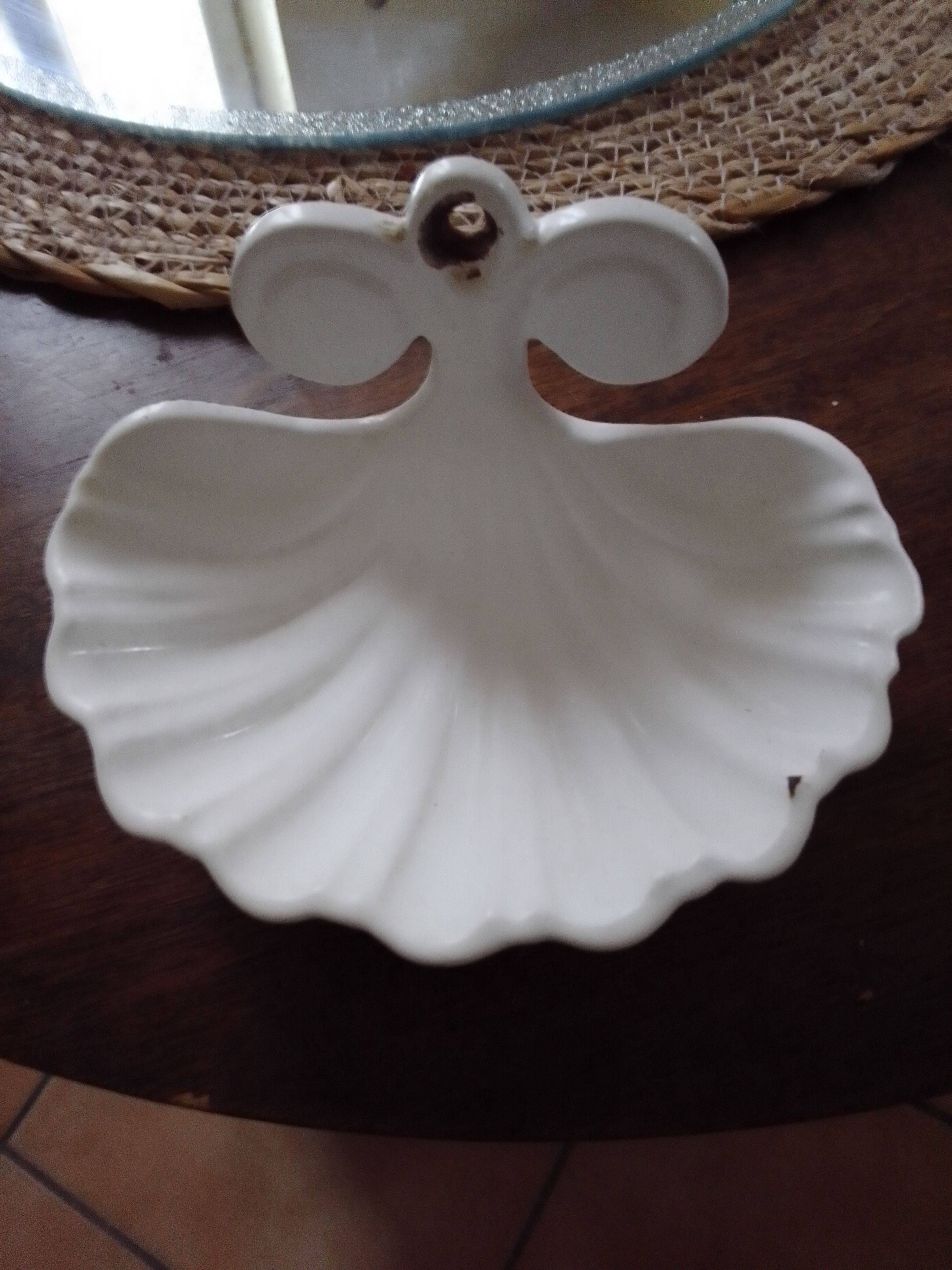 Enamelled cast iron soap dish