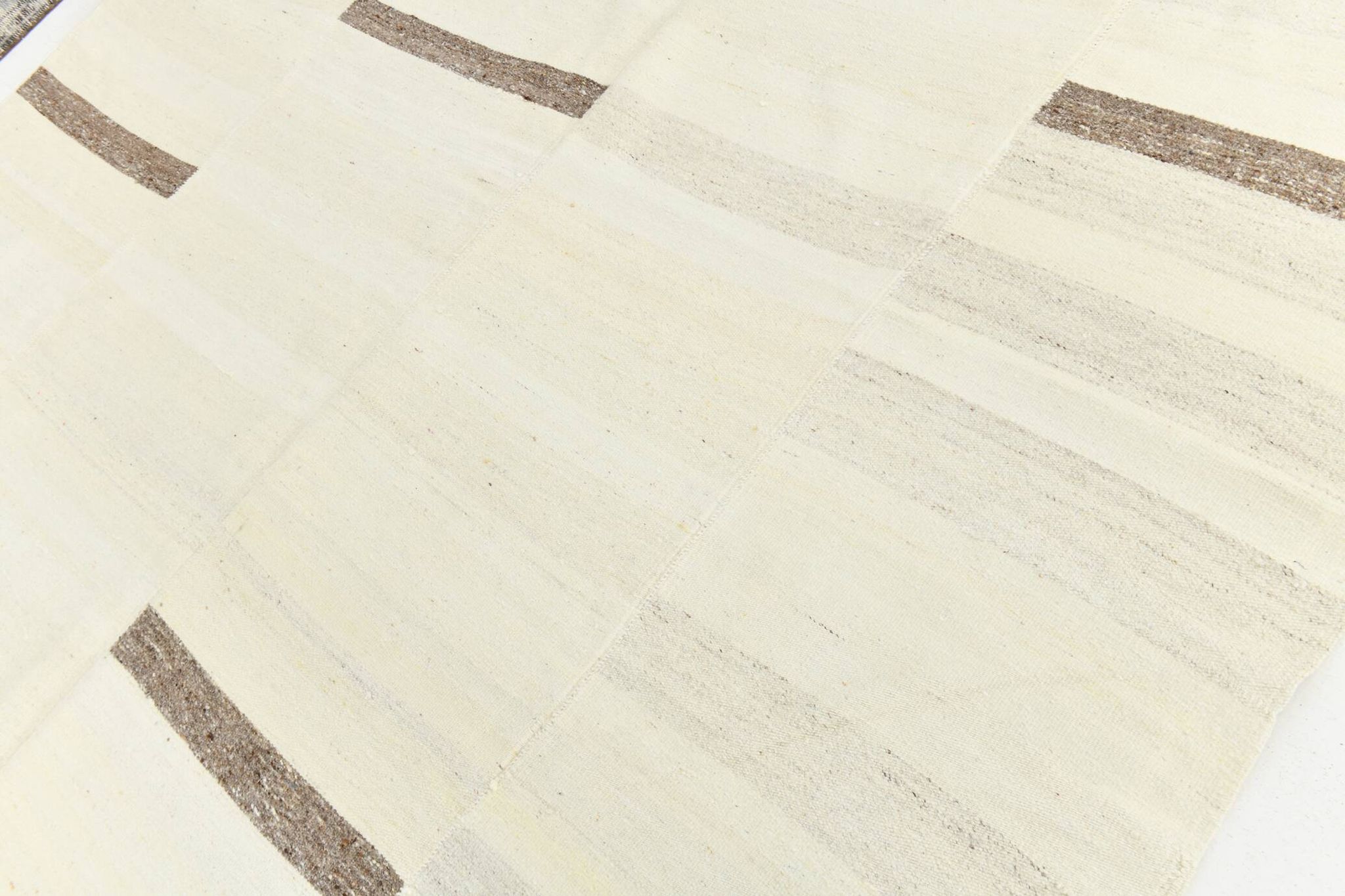 Grand tapis kilim crème et marron, 255 x 313 cm