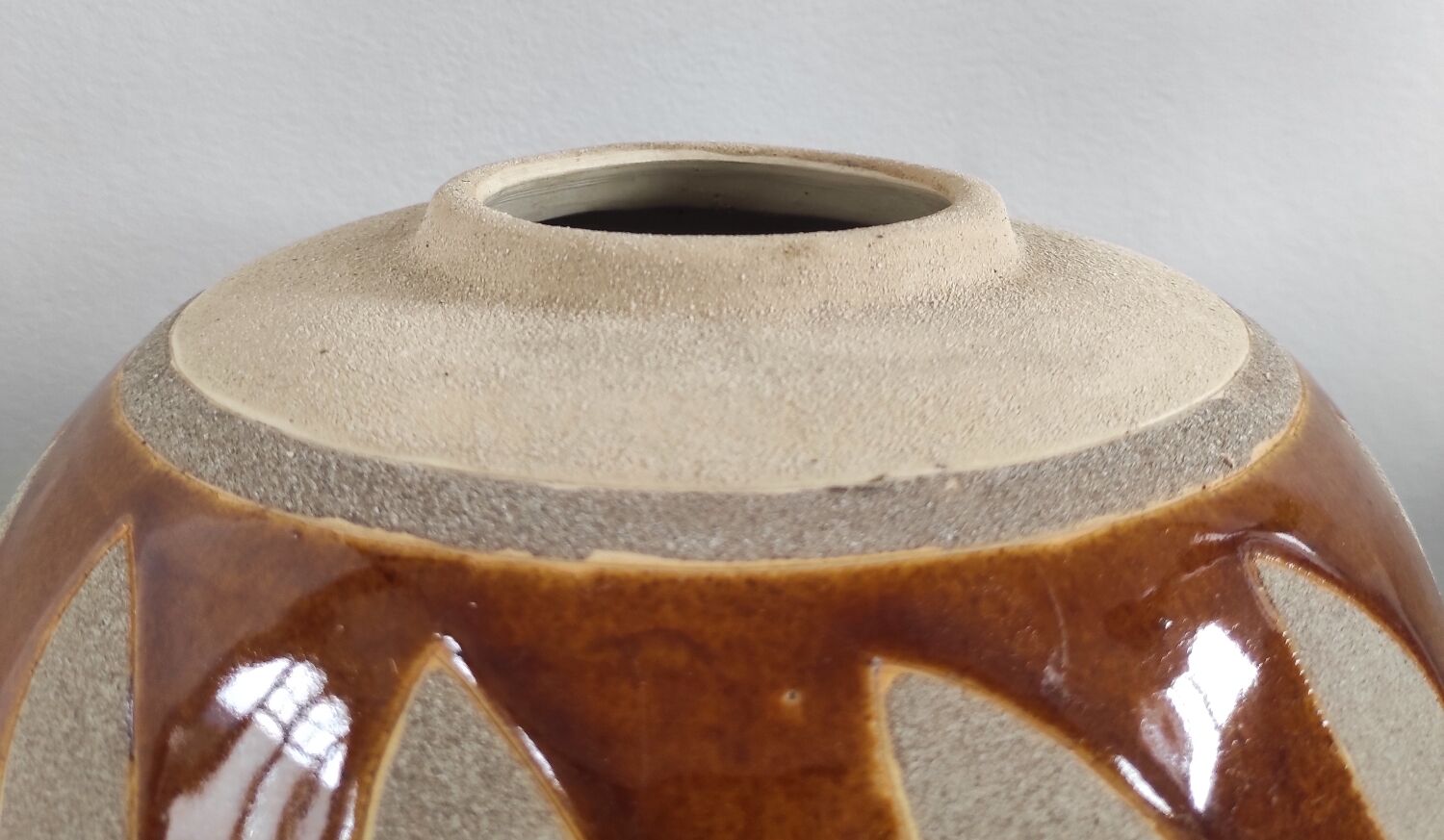 Vintage round vase in artisanal stoneware – Brutalist Design