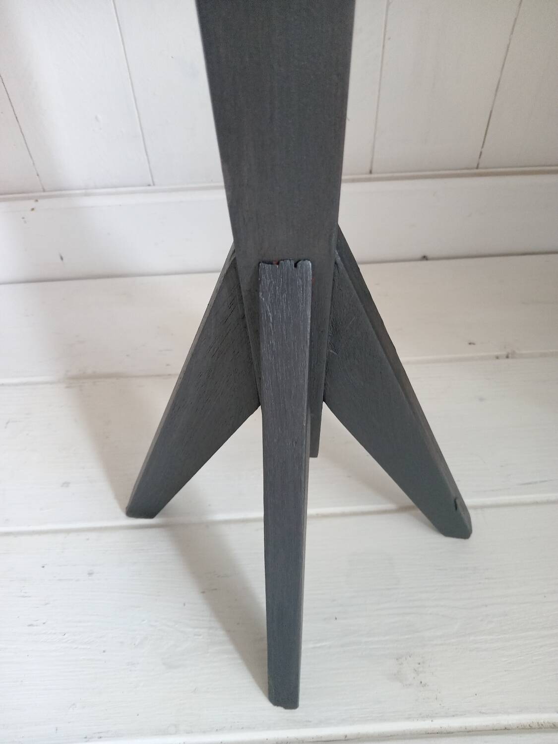 Pedestal table