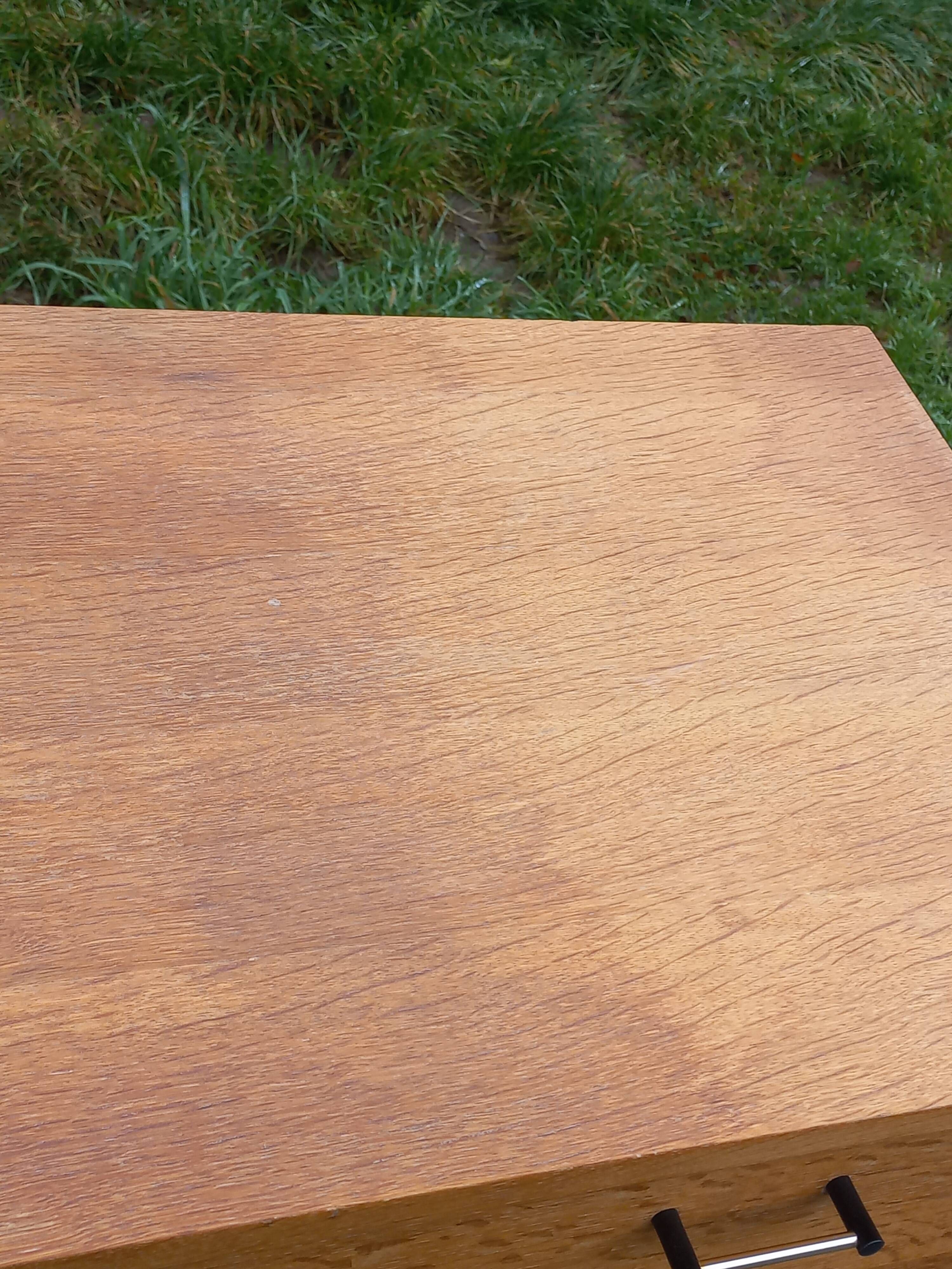 Vintage oak chest of drawers with 4 drawers from the 1960s.