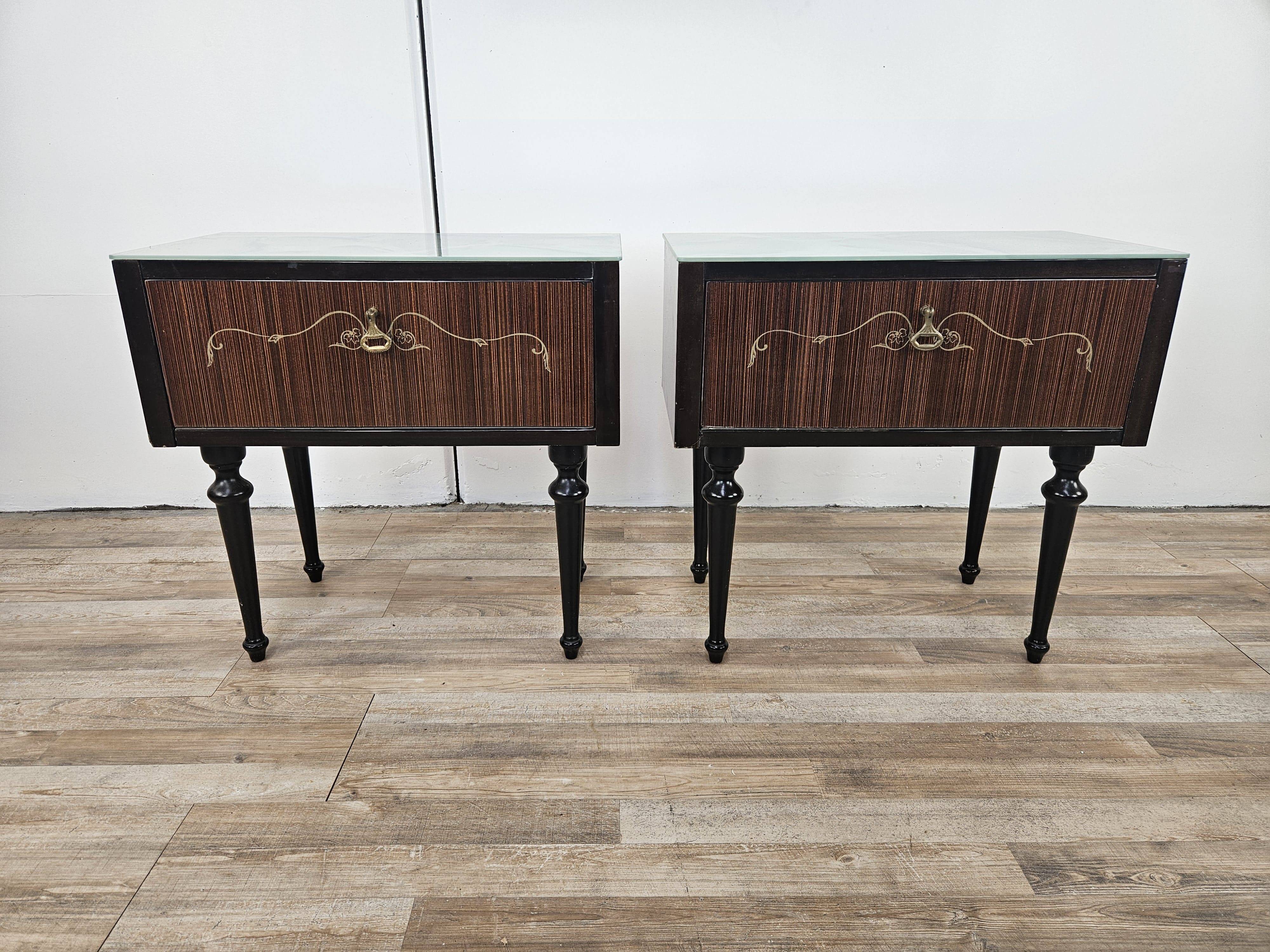 Paire de tables de chevet des années 60 avec porte à abattant et plateau en verre bleu