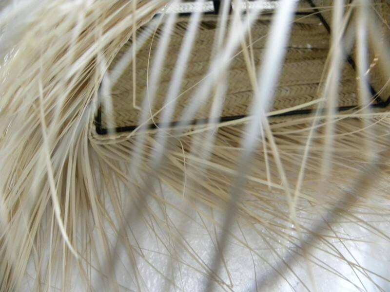 Wall lamp in natural fibres, woven straw with fringes.