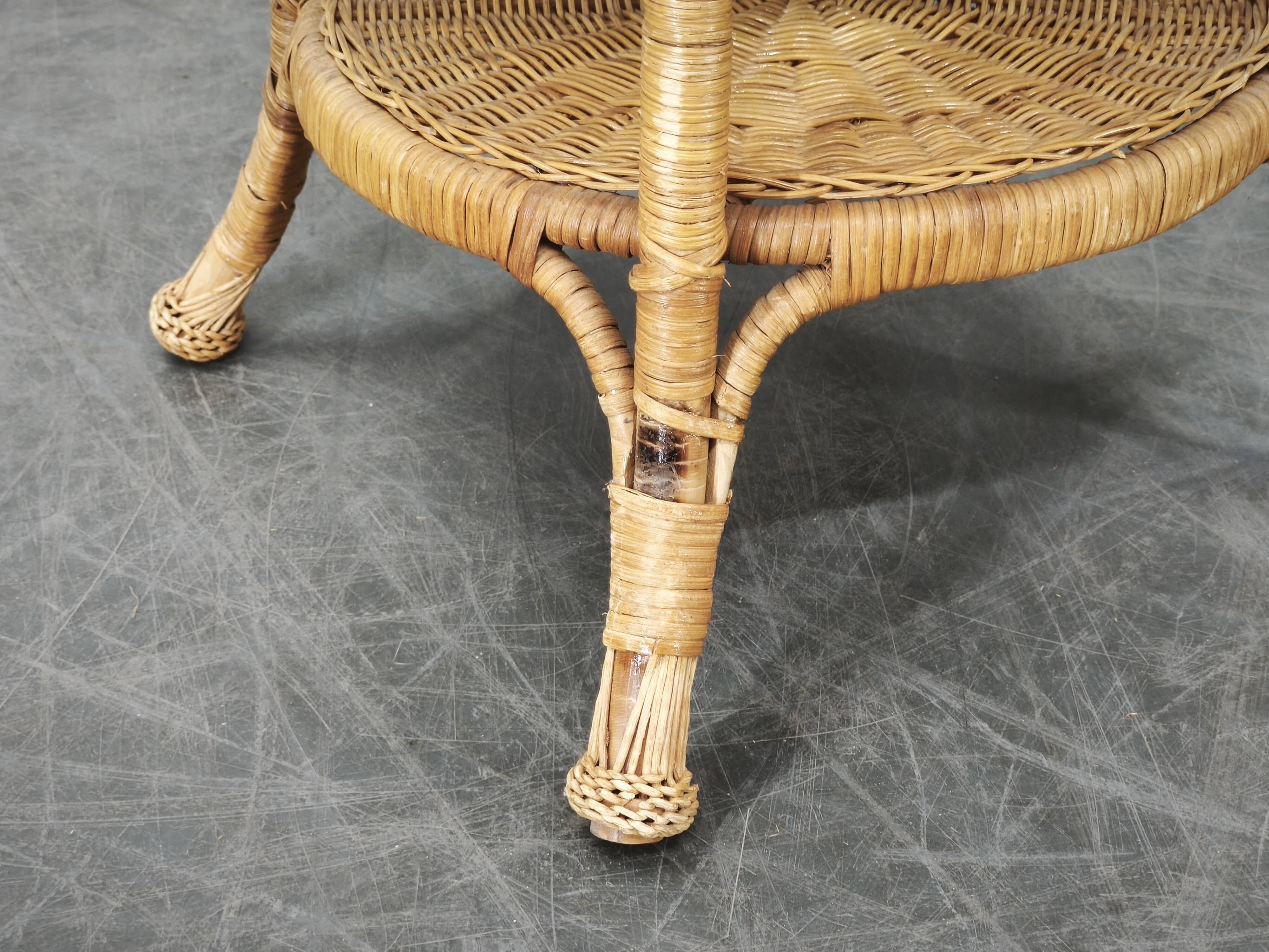 Ensemble de salon en rotin et osier italien des années 1950, quatre fauteuils et une table.